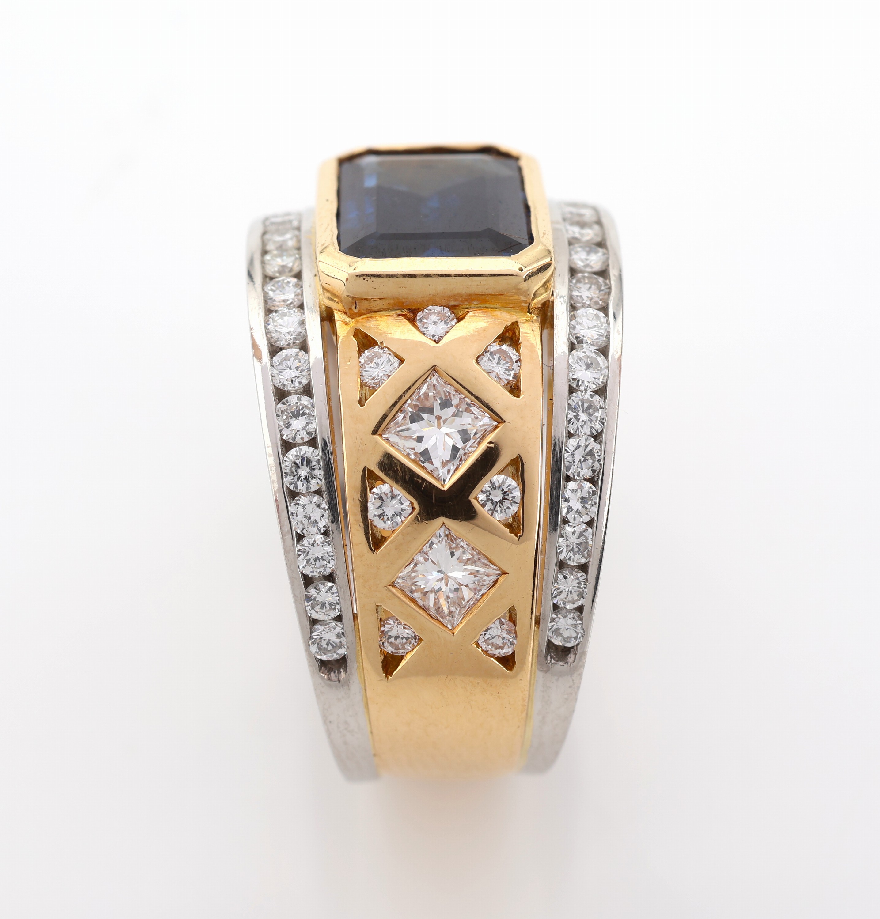 Detail b: 18 kt Gold Saphir-Diamant-Ring, GG/WG 750/000, hochwertige Einzelanfertigung eines renommierten Idar-Obersteiner Goldschmieds, Saphir im ...