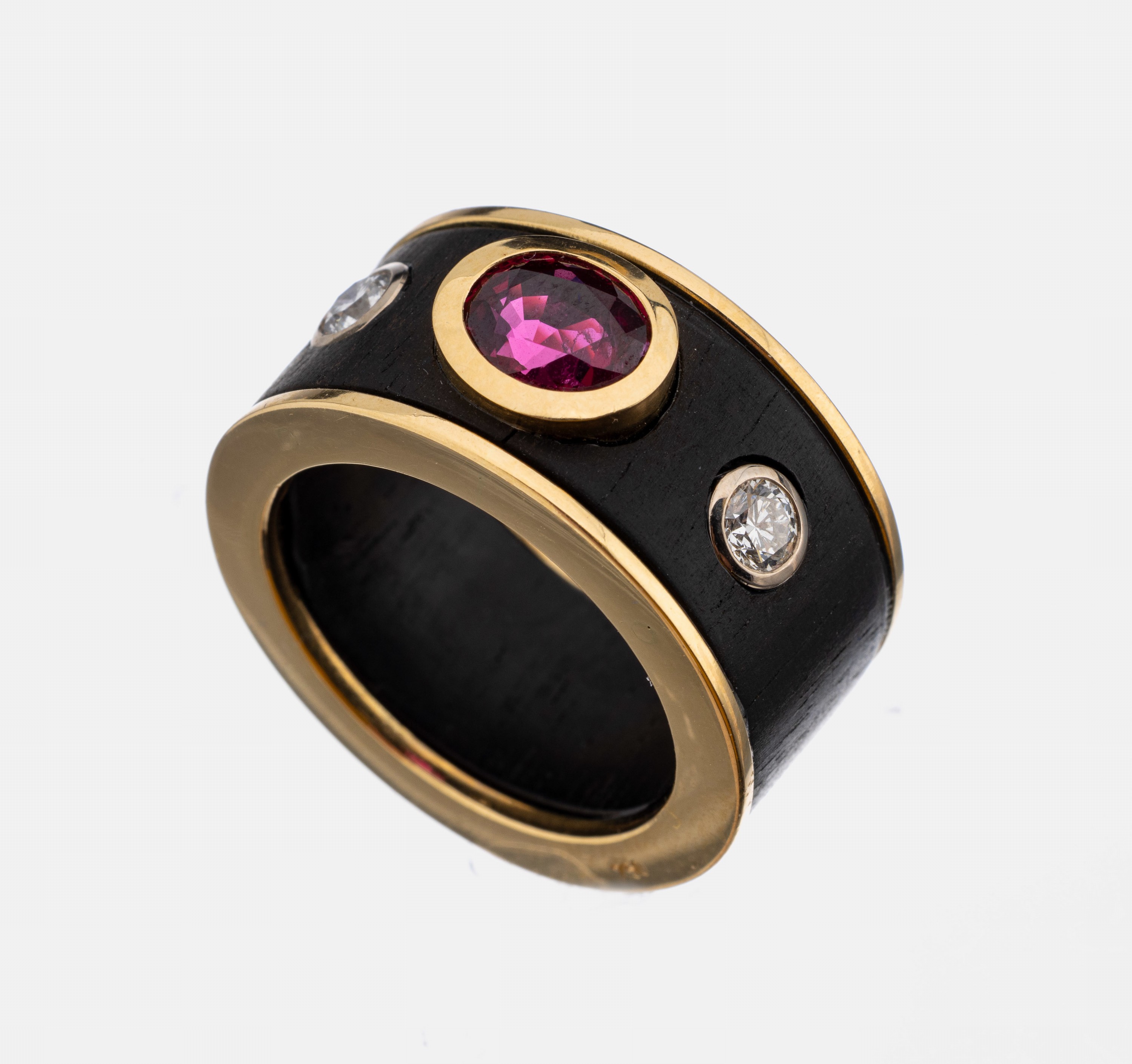 18 kt Gold und Ebenholz Rubin-Brillant-Ring, GG 750/000, qualitätvolle Einzelanfertigungeines renommierten Idar-Obersteiner Goldschmieds, ...