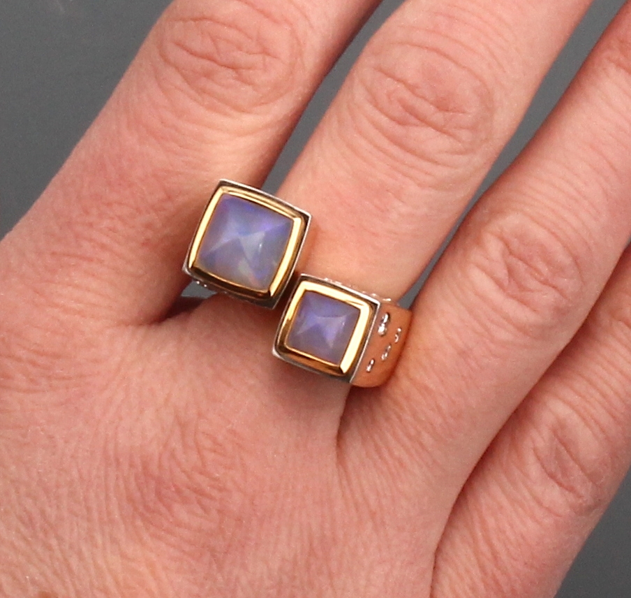 Detail e: 18 kt Gold Opal-Brillant-Ring, GG 750/000, qualitätvolle Einzelanfertigung eines renommierten Idar-Obersteiner Goldschmieds, außergewöhnliche ...