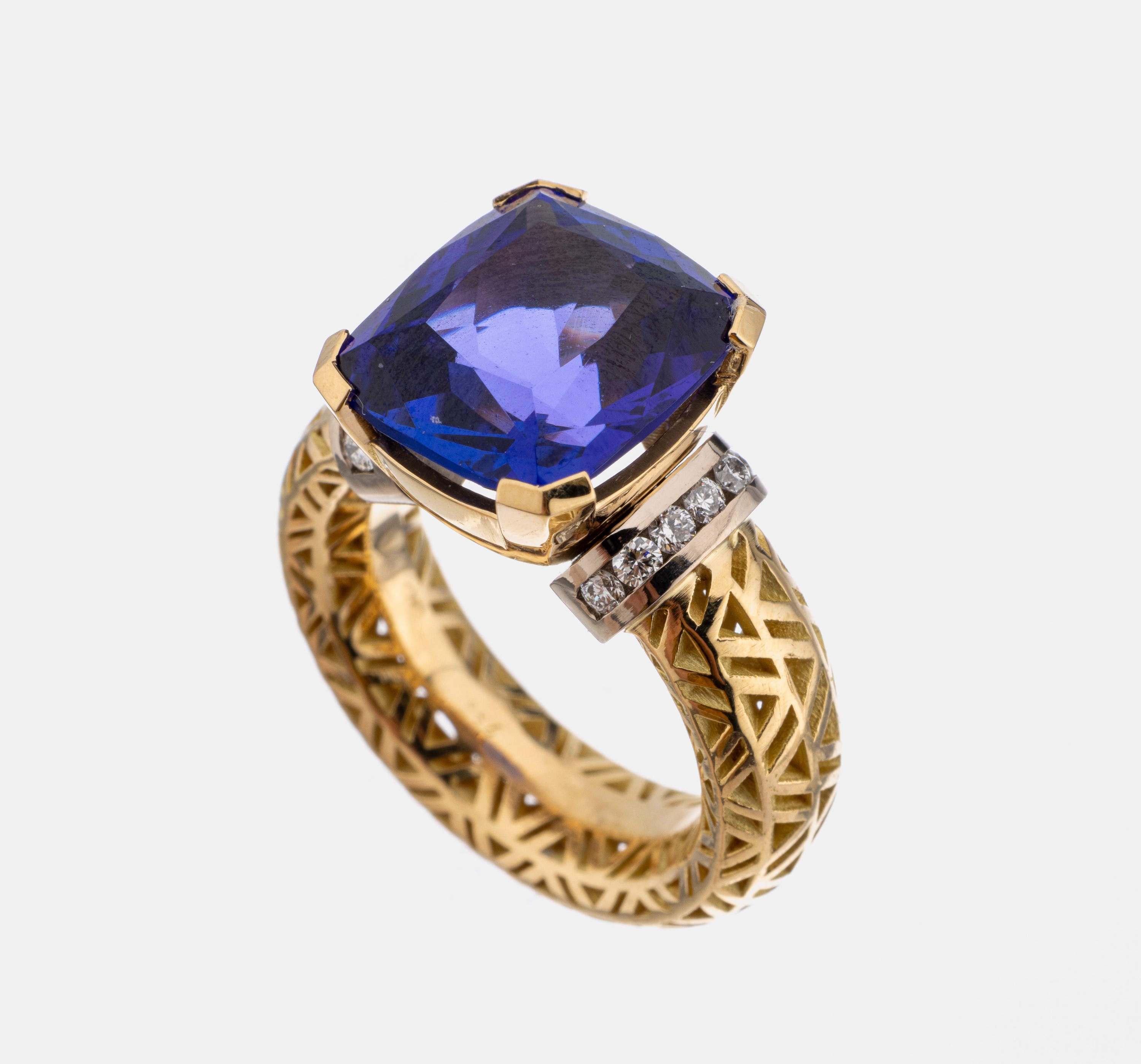 18 kt Gold Tansanit-Brillant-Ring, GG/WG 750/000, qualitätvolle Einzelanfertigung einesrenommierten Idar-Obersteiner Goldschmieds, Ringschiene ...