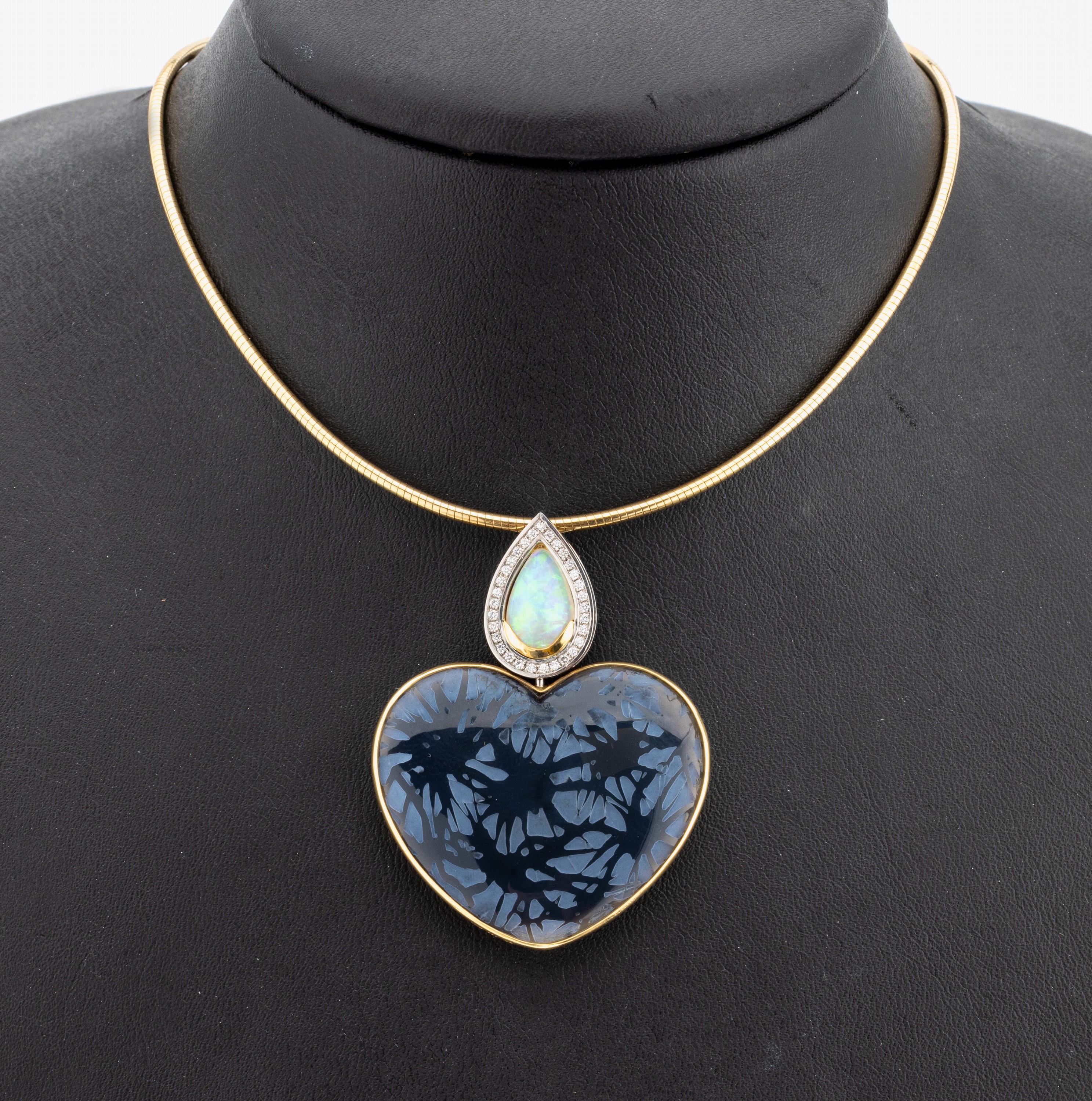 18 kt Gold und Platin Onyx-Opal-Brillant -Anhänger, GG 750/000, Pt., herzf. gr. Onyx außergewöhnlich grav. und mat., Opaltropfen von feiner ...