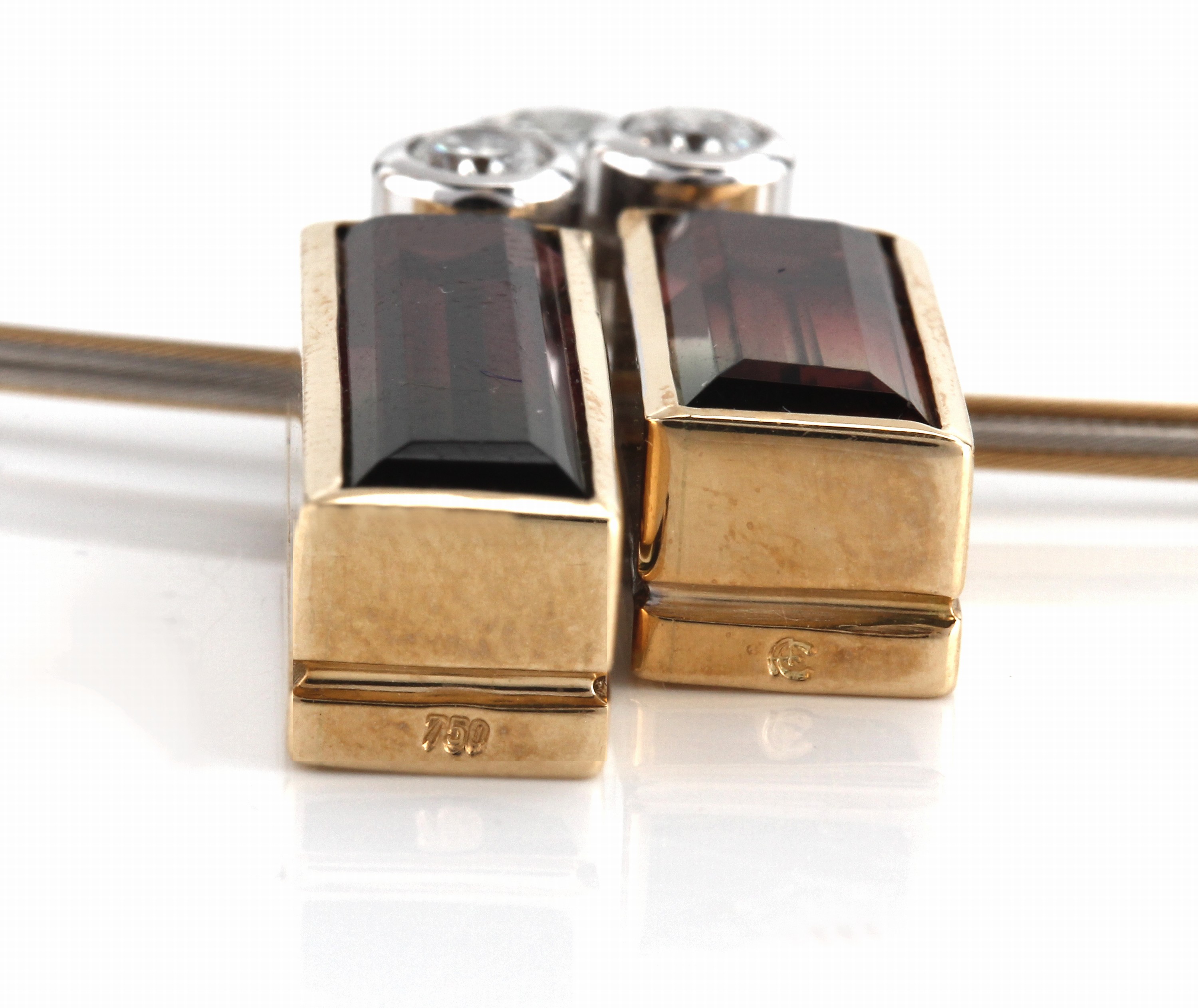 Detail d: 18 kt Gold Turmalin-Brillant-Anhänger, GG/WG 750/000, Einzelanfertigung eines renommierten Idar-Obersteiner Goldschmieds, 2 Turmalin-Baguettes im ...