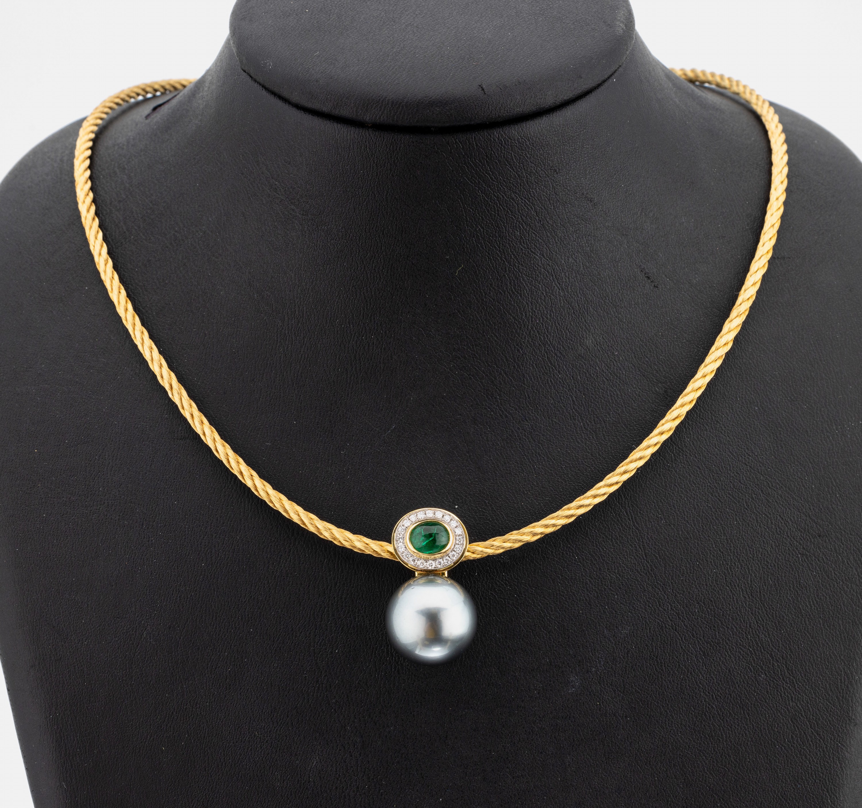18 kt Gold Zuchtperl-Smaragd-Brillant -Anhänger, GG 750/000, Einzelanfertigung eines renommierten Idar-Obersteiner Goldschmieds, gr. ...