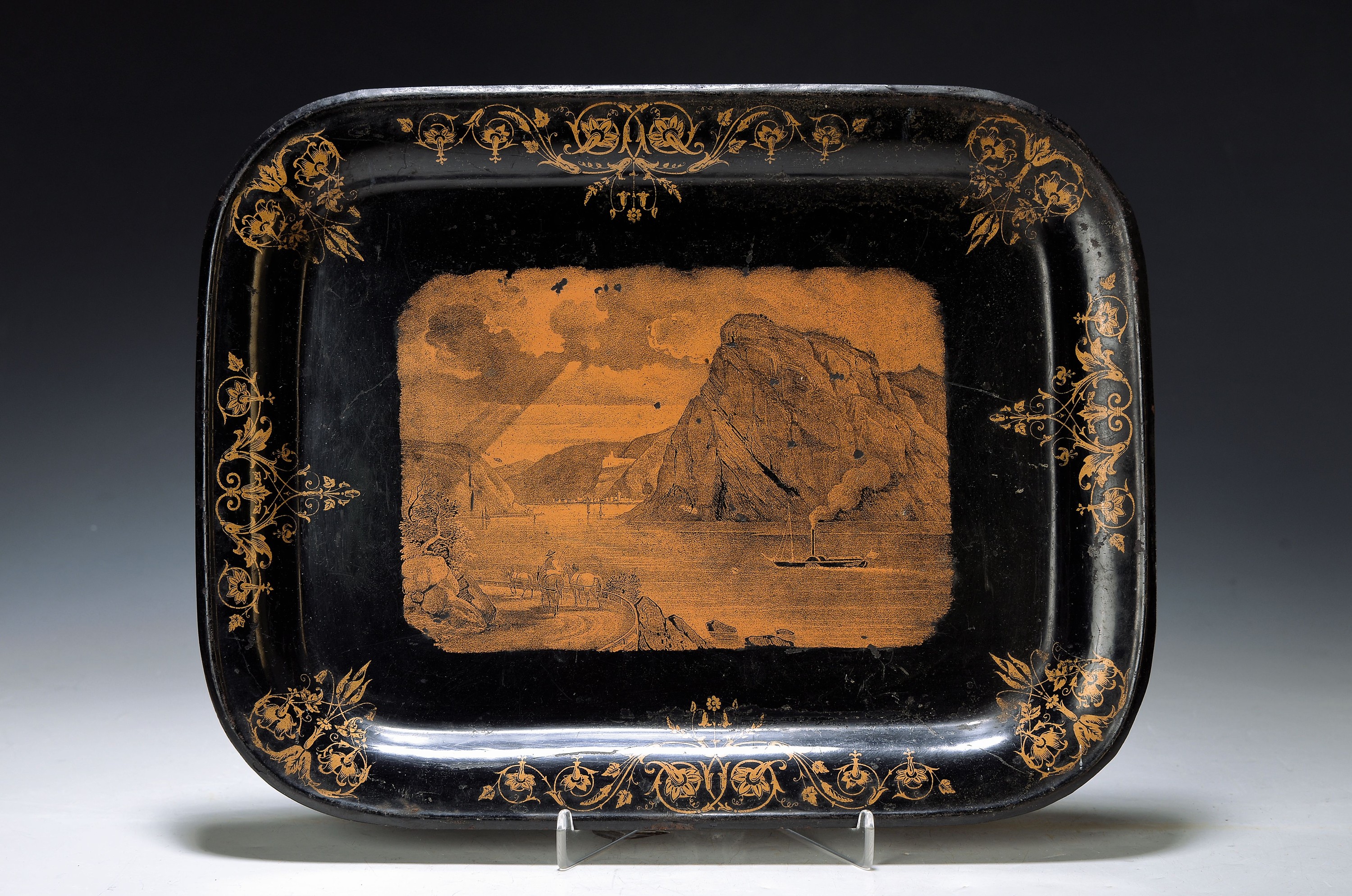 Bildplatte mit Ansicht der Loreley, deutsch, Mitte 19.Jh., Metall schwarz lackiert, lithographierter Dekor in gold, spätklassizistische ...