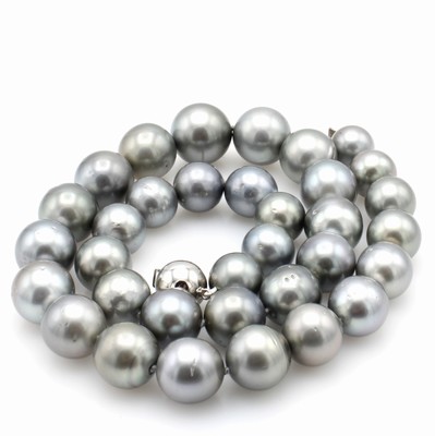 26874278a - Tahitizuchtperlcollier, Kugelschl. WG 585/ 000, 34 silbergraue Perlen im Verlauf v. ca. ...