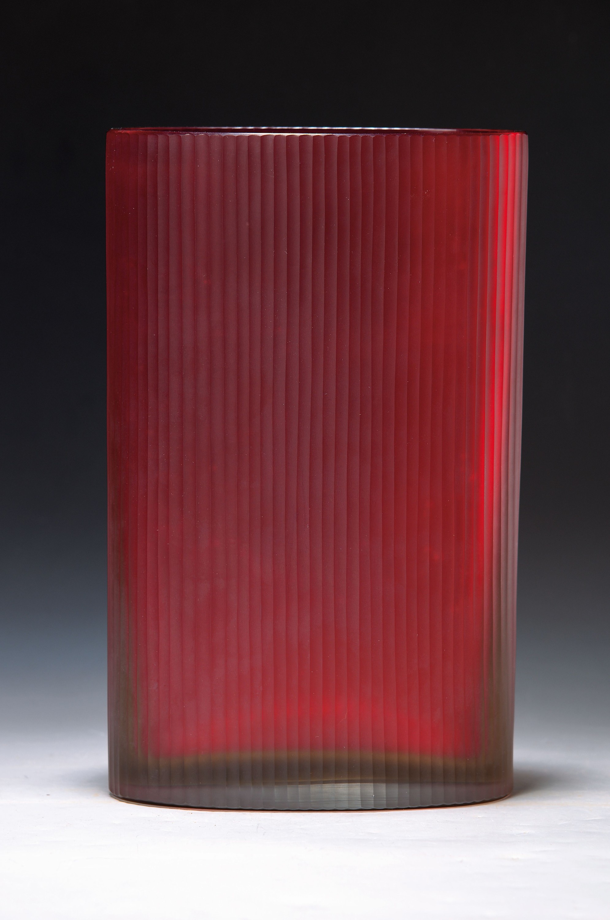 Sommerso Vase, Venini, Murano, datiert 2003, farbloses Glas, in Sommerso-Technik, gelbe Zwischenschicht, roter Überfang, ovaler Korpus, kannelierte ...