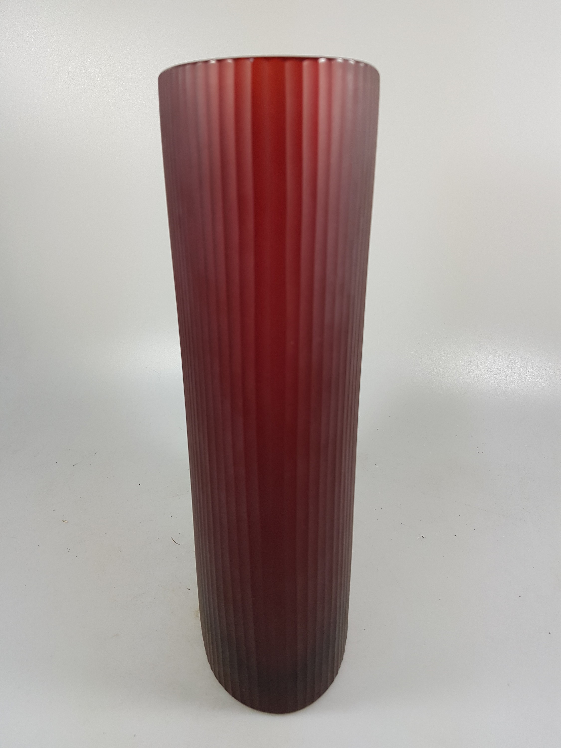 Detail b: Sommerso Vase, Venini, Murano, datiert 2003, farbloses Glas, in Sommerso-Technik, gelbe Zwischenschicht, roter Überfang, ovaler Korpus, kannelierte ...