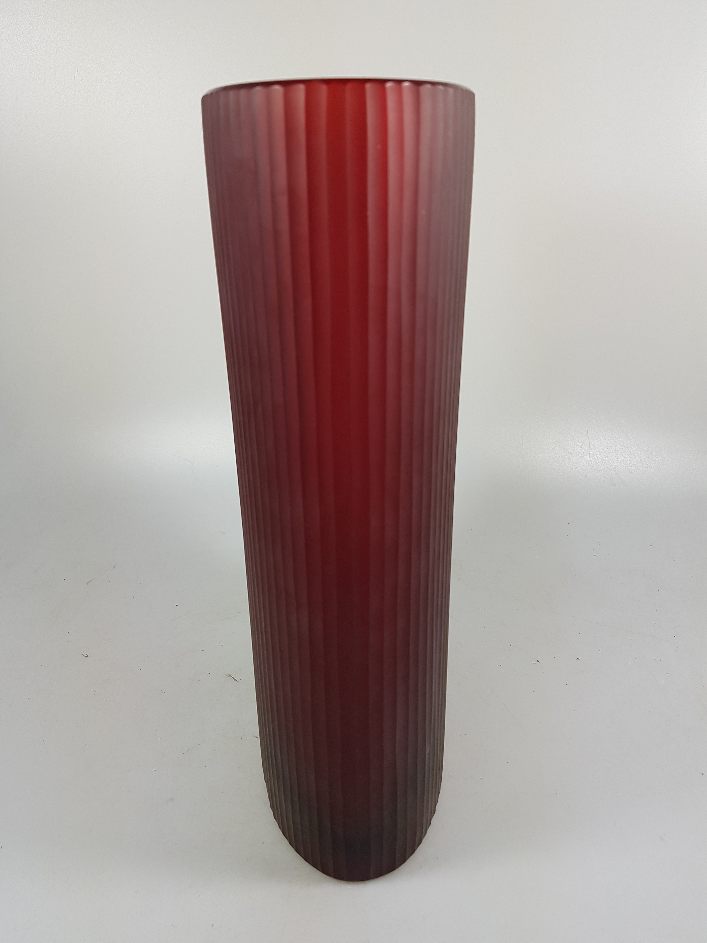 Detail d: Sommerso Vase, Venini, Murano, datiert 2003, farbloses Glas, in Sommerso-Technik, gelbe Zwischenschicht, roter Überfang, ovaler Korpus, kannelierte ...