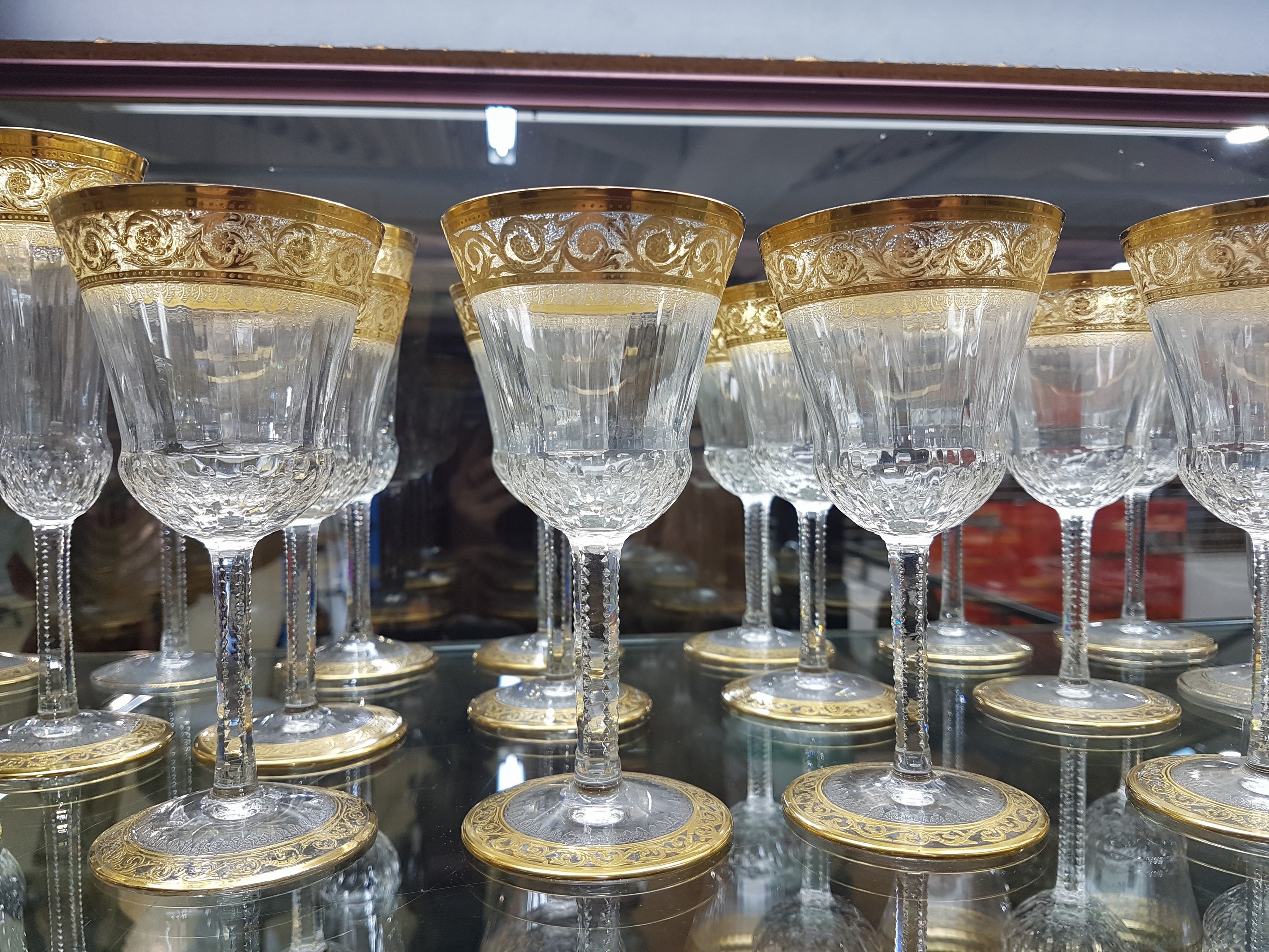 Detail b: Trinkglasservice, Thistle, Saint Louis, 12 Südweingläser und 5 Likörgläser, 8 Weingläser, 11 Sektgläser, 10 Bechergläser Kristallglas, ...