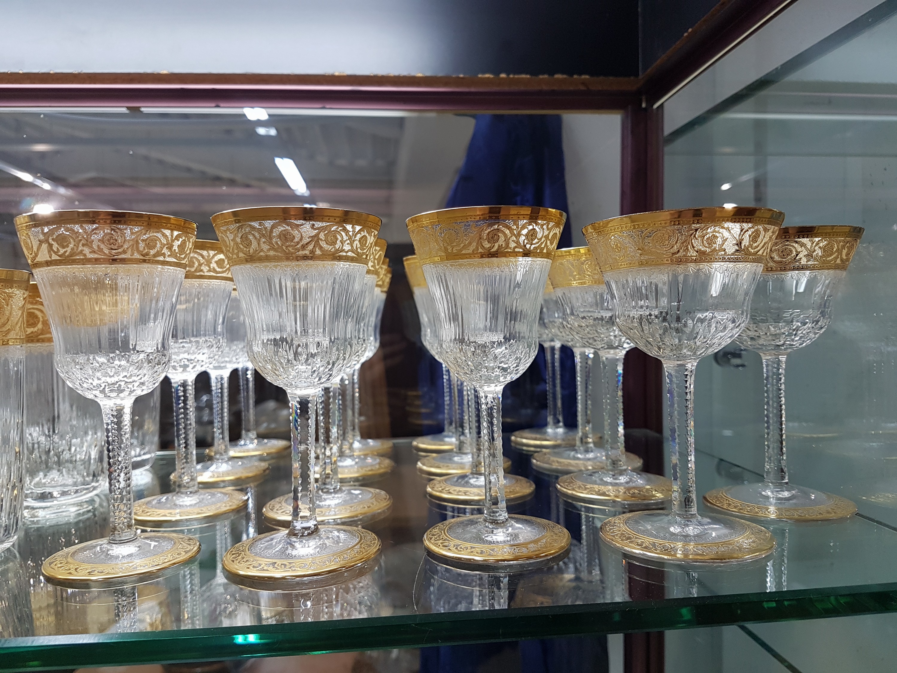 Detail e: Trinkglasservice, Thistle, Saint Louis, 12 Südweingläser und 5 Likörgläser, 8 Weingläser, 11 Sektgläser, 10 Bechergläser Kristallglas, ...