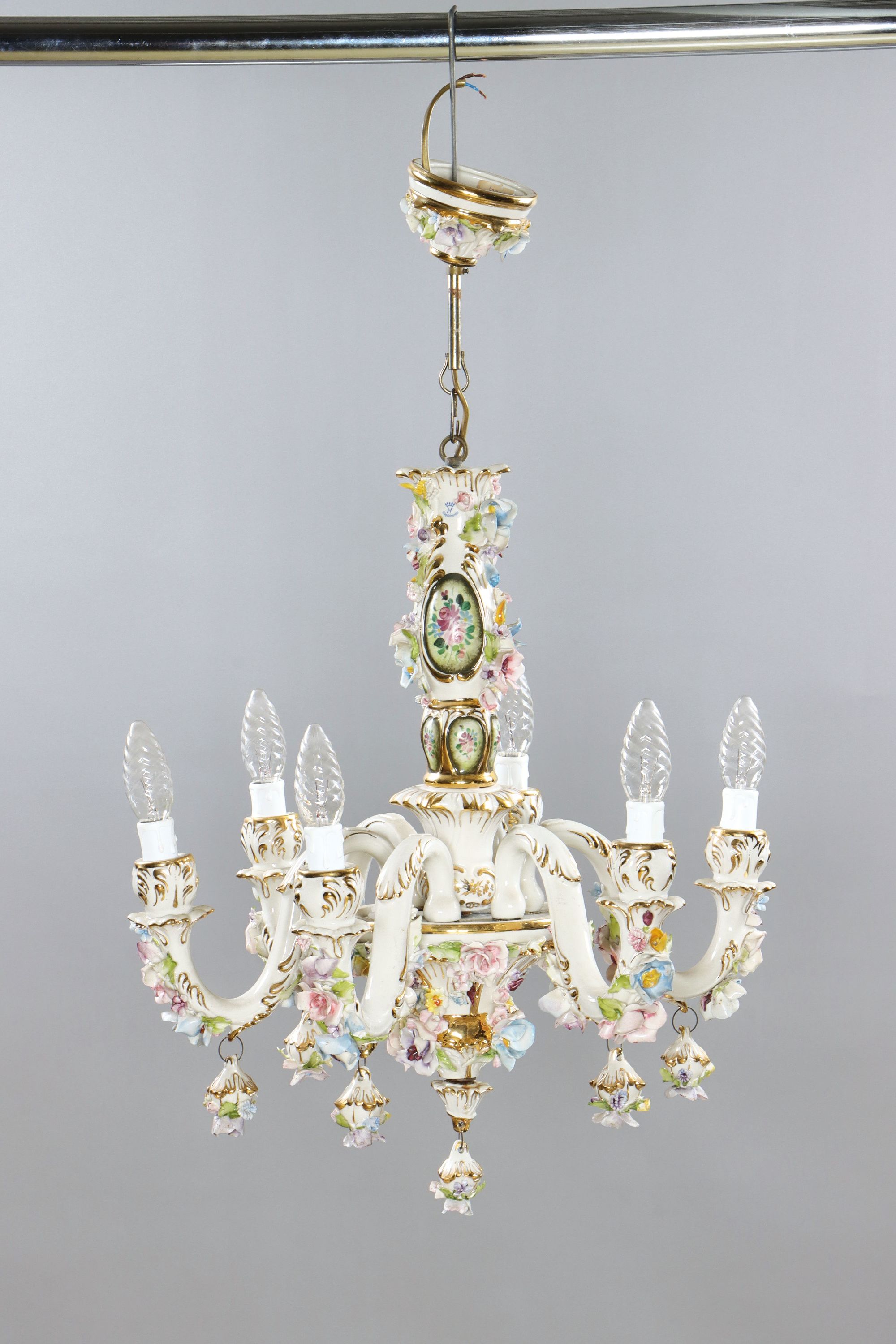 Porzellanleuchter, Capodimonte, Italien, 2.Hälfte 20.Jh., Porzellan, farbig staffiert bemalt von C. Villani, applizierte Blüten z.T. best., ...