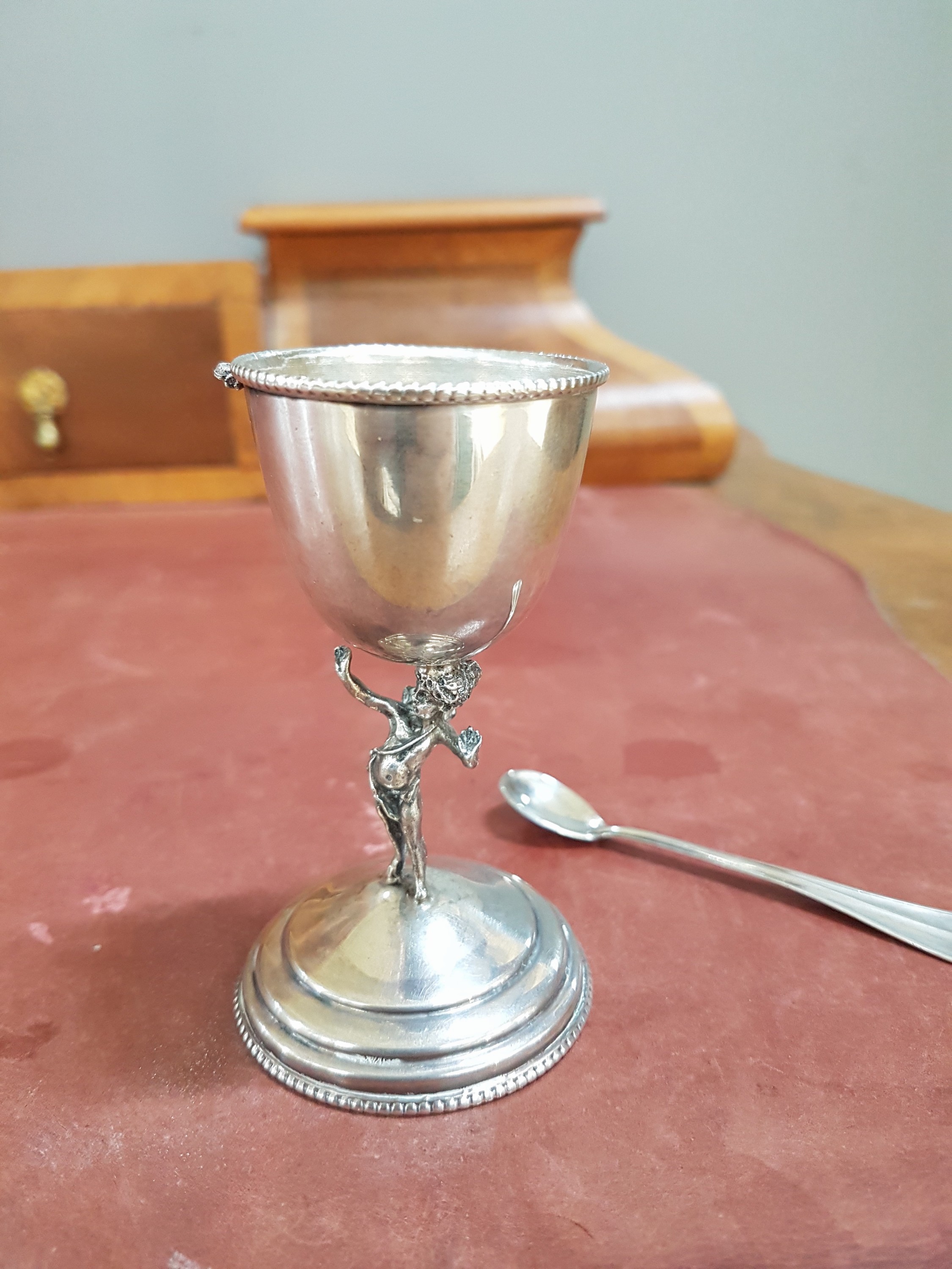 Detail c: 6 SIlber-Eierbecher mit Löffel, um 1900, 800er-Silber, mit vollplastischen Amoretten als Stil, H. ca. 9 cm, mit eingesteckten, Löffelchen 12 cm, am ...