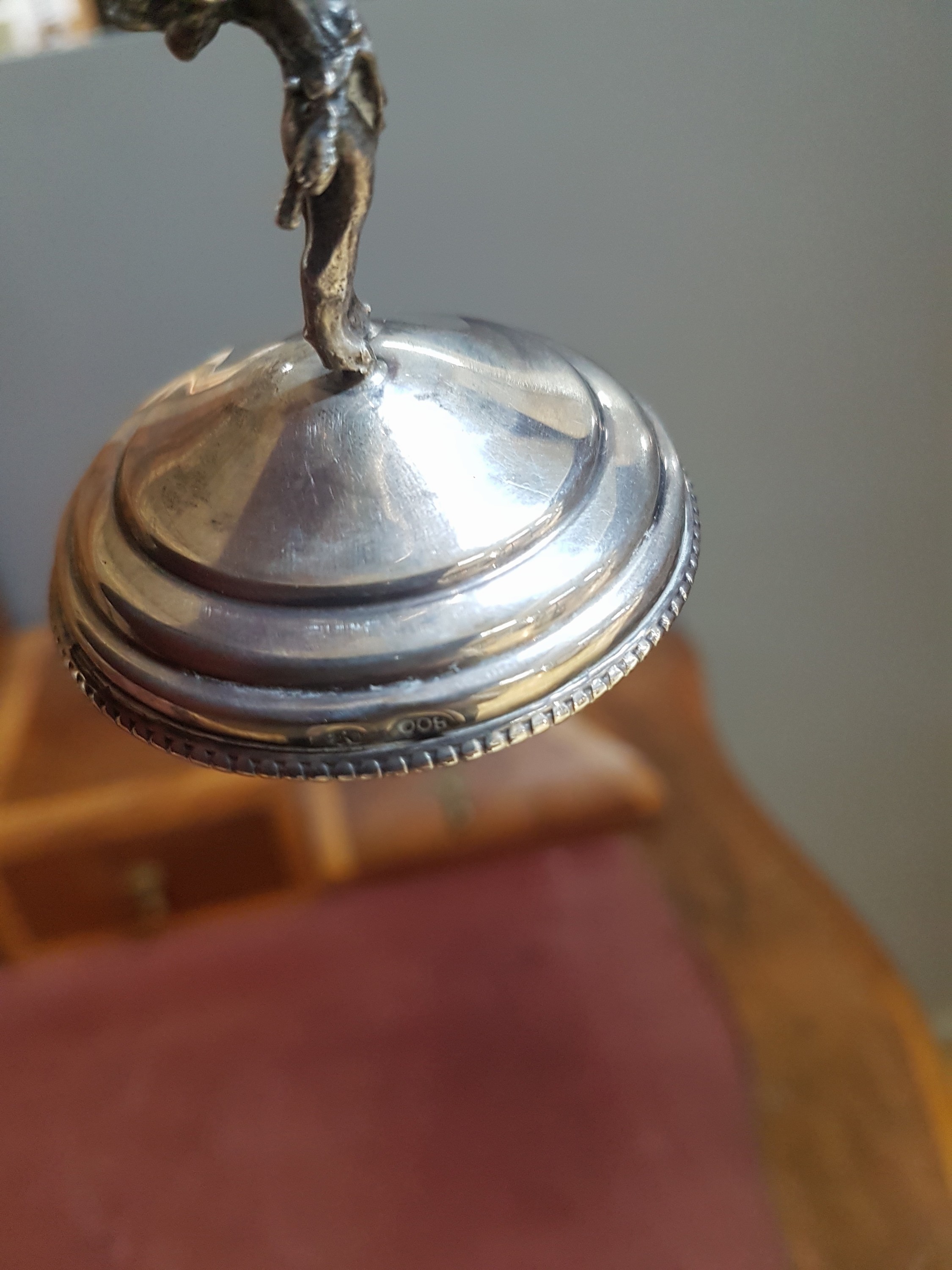 Detail e: 6 SIlber-Eierbecher mit Löffel, um 1900, 800er-Silber, mit vollplastischen Amoretten als Stil, H. ca. 9 cm, mit eingesteckten, Löffelchen 12 cm, am ...
