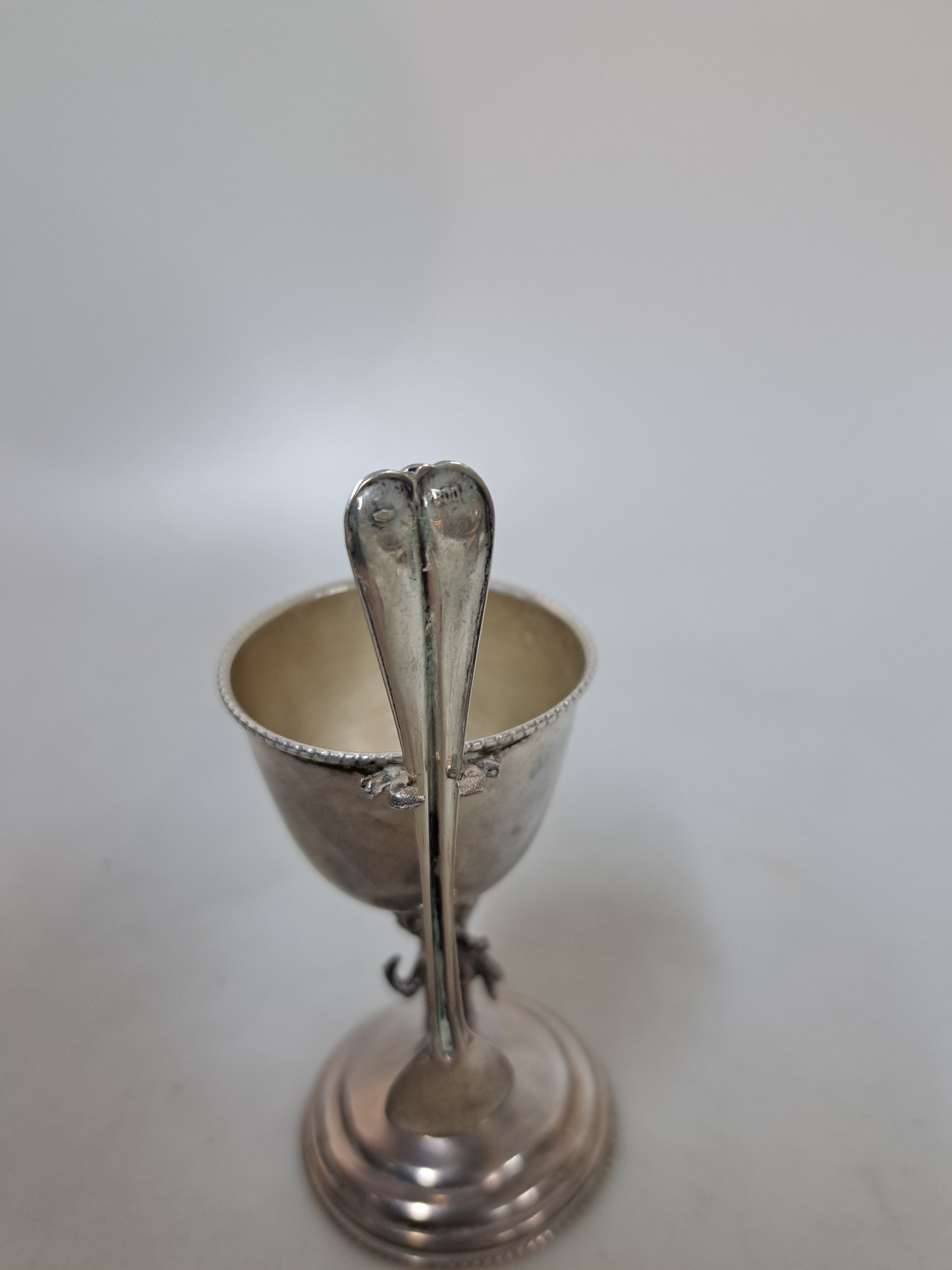 Detail f: 6 SIlber-Eierbecher mit Löffel, um 1900, 800er-Silber, mit vollplastischen Amoretten als Stil, H. ca. 9 cm, mit eingesteckten, Löffelchen 12 cm, am ...