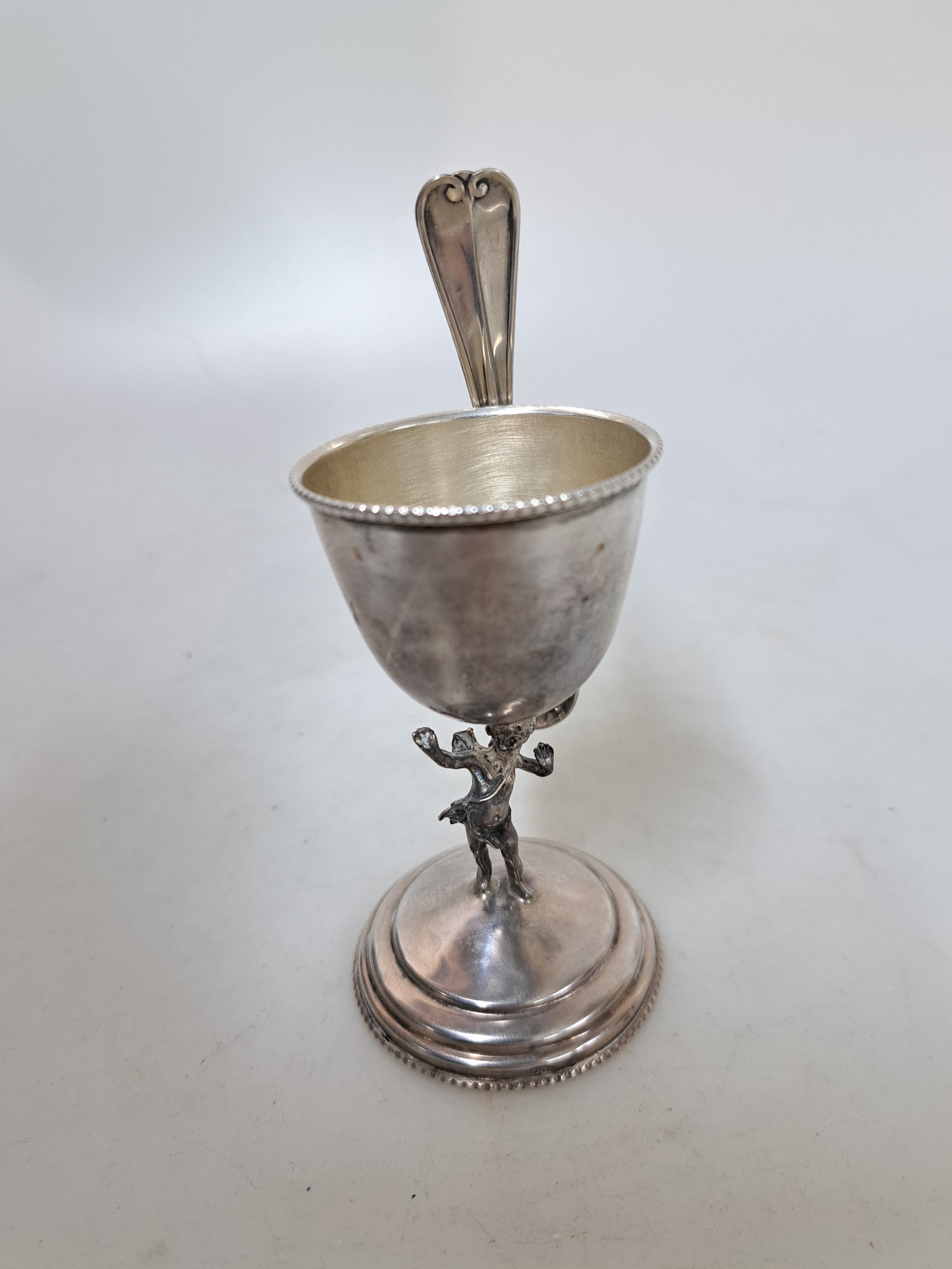 Detail h: 6 SIlber-Eierbecher mit Löffel, um 1900, 800er-Silber, mit vollplastischen Amoretten als Stil, H. ca. 9 cm, mit eingesteckten, Löffelchen 12 cm, am ...