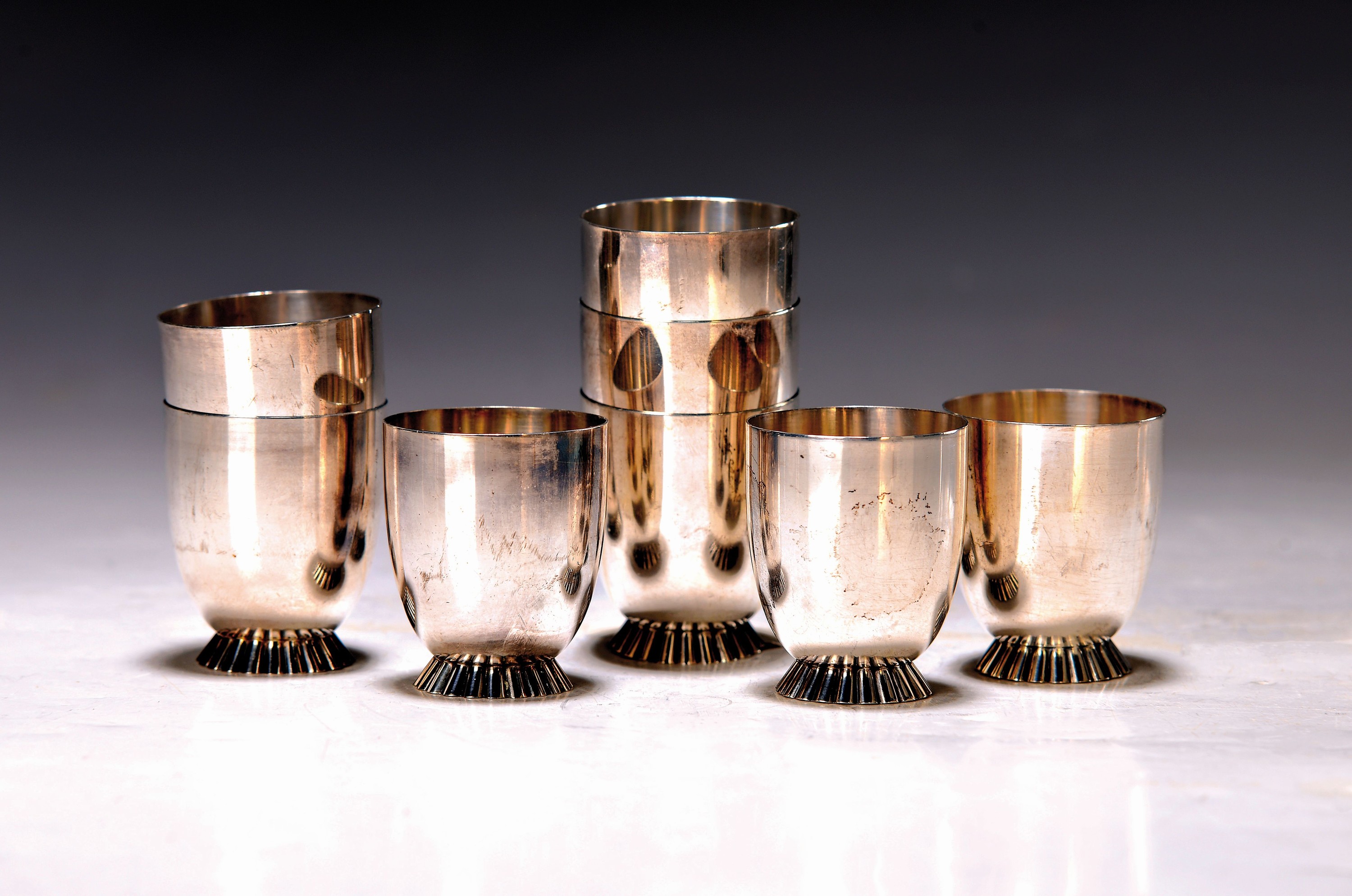 8 Becher aus Silber, Wilkens, wohl 70er Jahre, 925er Sterlingsilber, wohl Schnapsbecher, mit gewelltem Fuß, H. ca. 4.5 cm, zwei Eierbecher 835er ...