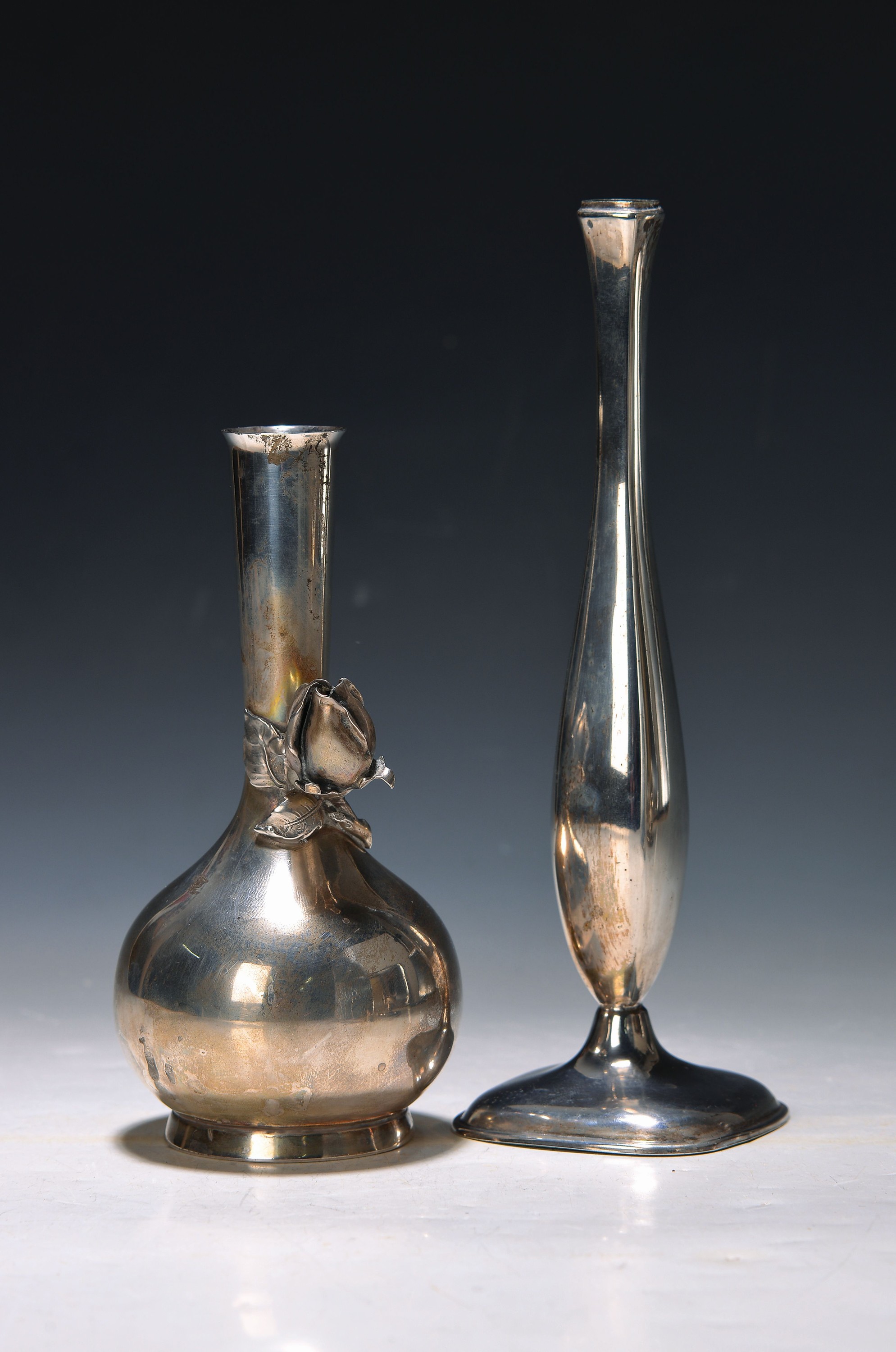 Zwei Silbervasen, 30er Jahre, 830er Silber, mit Rosendekor, H. ca. 17cm und Vase 835er Silber, H. 22 cm
