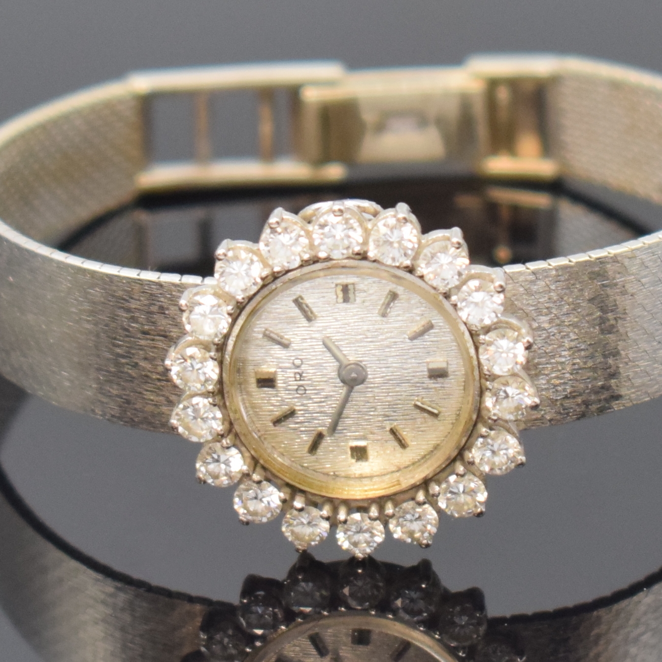 Detail a: ORO Damenarmbanduhr in WG 750/000 mit Diamanten, Schweiz um 1965, Handaufzug, Goldband, Boden aufgedr., Lünette aufw. m. 18 Diamanten bes., silb. ...