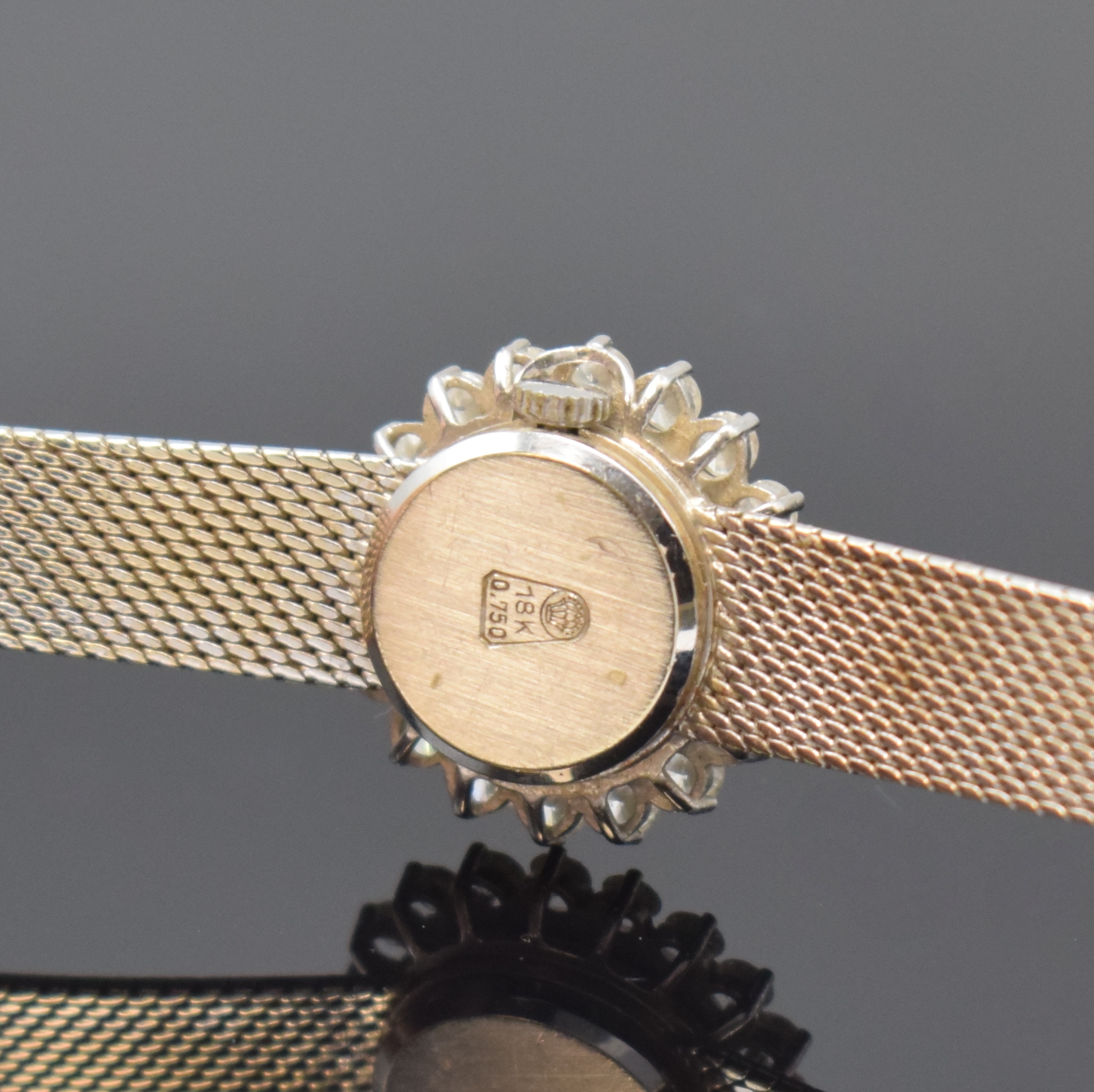 Detail c: ORO Damenarmbanduhr in WG 750/000 mit Diamanten, Schweiz um 1965, Handaufzug, Goldband, Boden aufgedr., Lünette aufw. m. 18 Diamanten bes., silb. ...