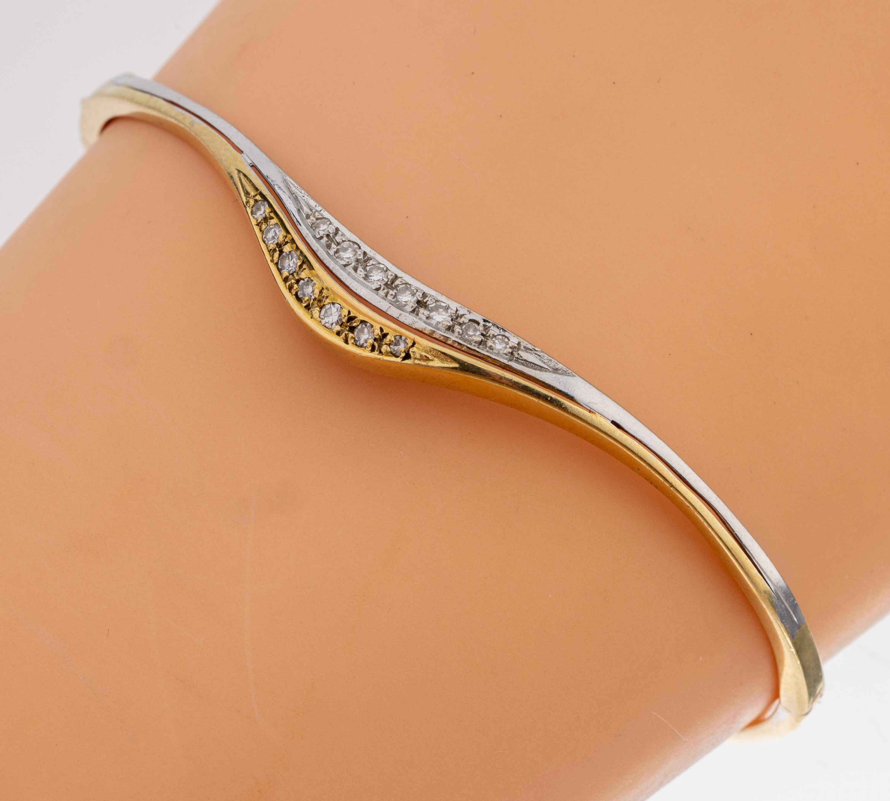 14 kt Gold Diamant-Armreif, GG/WG 585/000, Mittelteil besetzt mit 14 8/8-Diamanten, D. ca. 6 x 5 cm, ca. 9.7 g, Kastenschloss mit Sicherheitsacht, ...