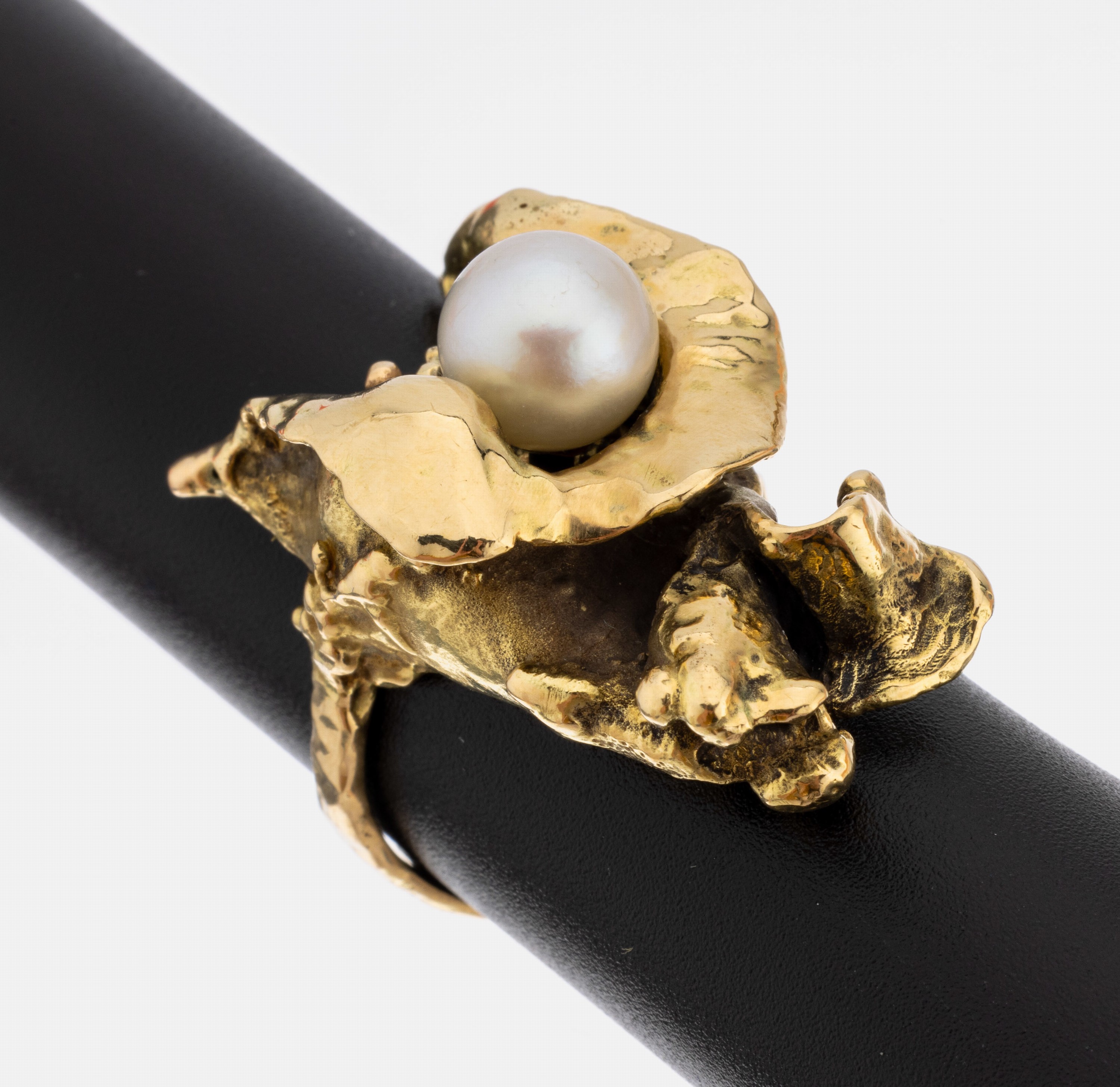 18 kt Gold Perl-Ring, GG 750/000, in Form einer abstrakten Orchidee, mittig weiße Zuchtperle ca. 7.8 mm, Hammerschlagverzierung,RW 60, ca. 19 g