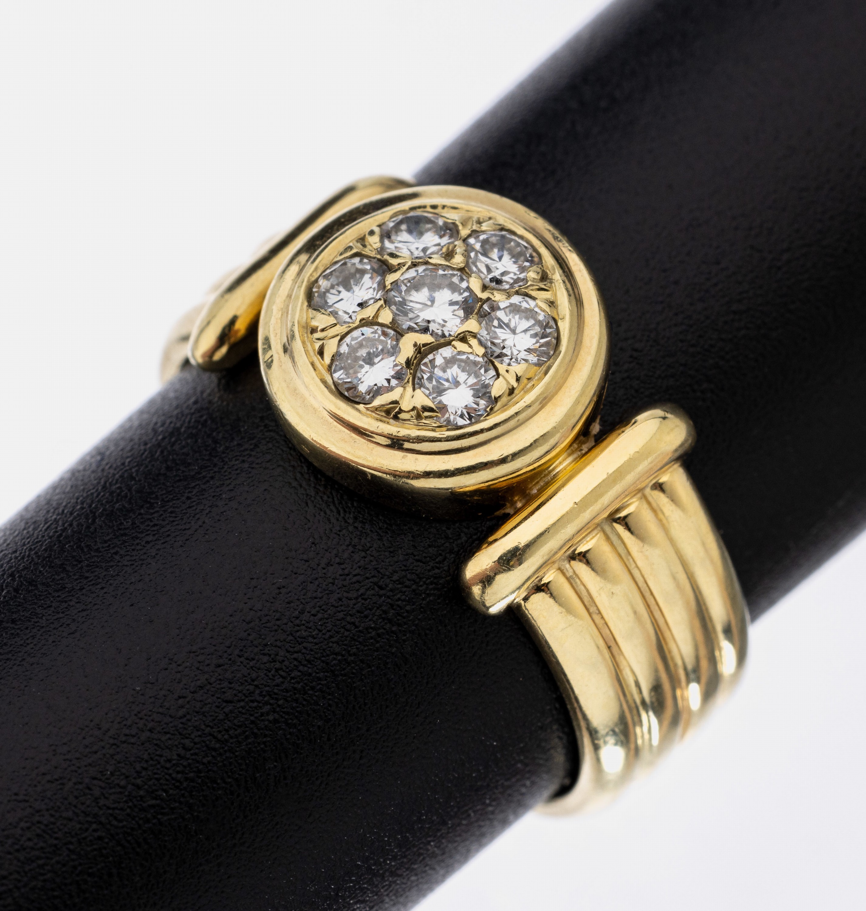 14 kt Gold Brillant-Ring, GG 585/000, Ringkopf mit 7 blütenförm. gefassten Brillanten zus. ca. 0.37 ct Weiß/vs-si, Ringschiene gerieft, RW 57, ...