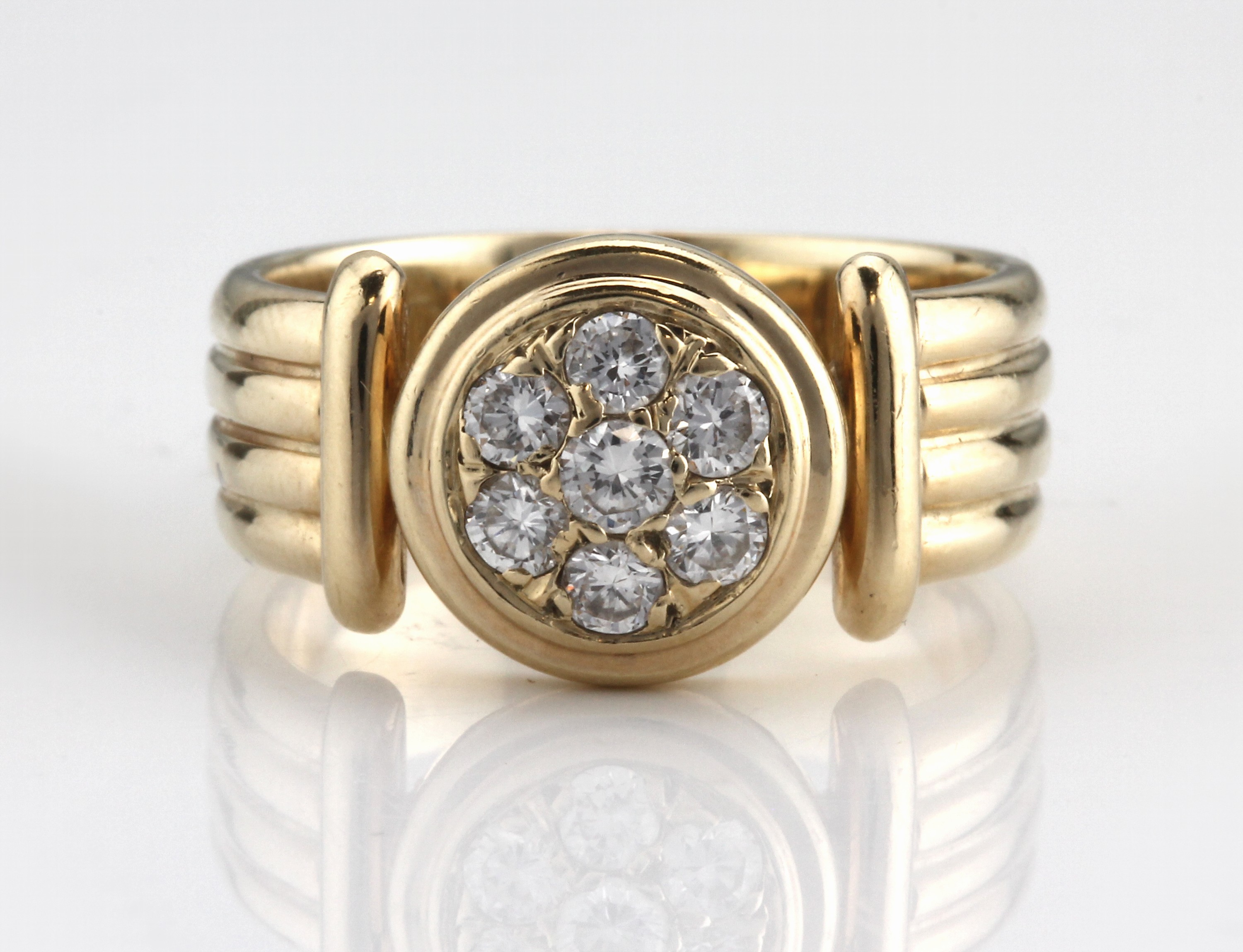Detail a: 14 kt Gold Brillant-Ring, GG 585/000, Ringkopf mit 7 blütenförm. gefassten Brillanten zus. ca. 0.37 ct Weiß/vs-si, Ringschiene gerieft, RW 57, ...