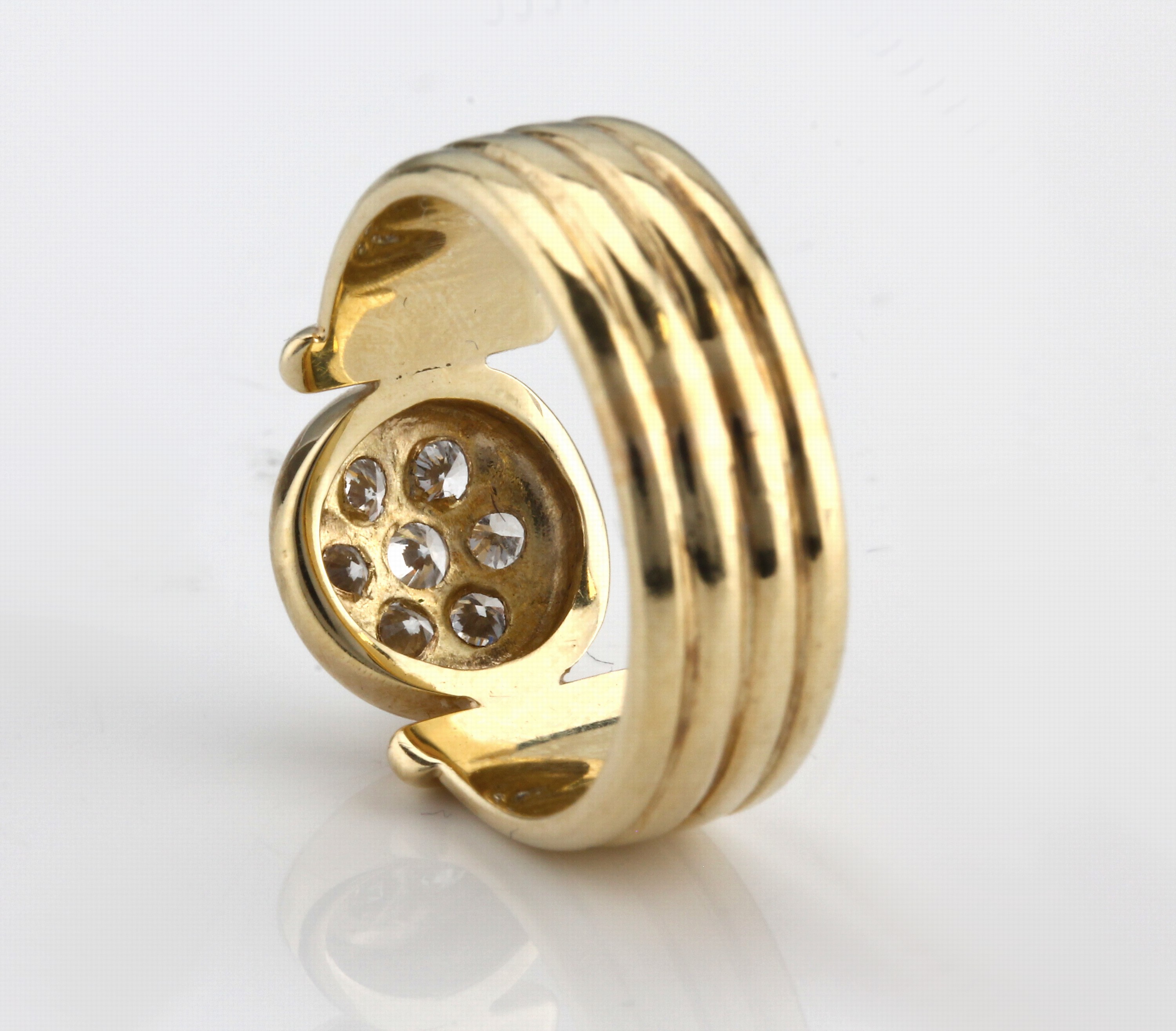 Detail b: 14 kt Gold Brillant-Ring, GG 585/000, Ringkopf mit 7 blütenförm. gefassten Brillanten zus. ca. 0.37 ct Weiß/vs-si, Ringschiene gerieft, RW 57, ...
