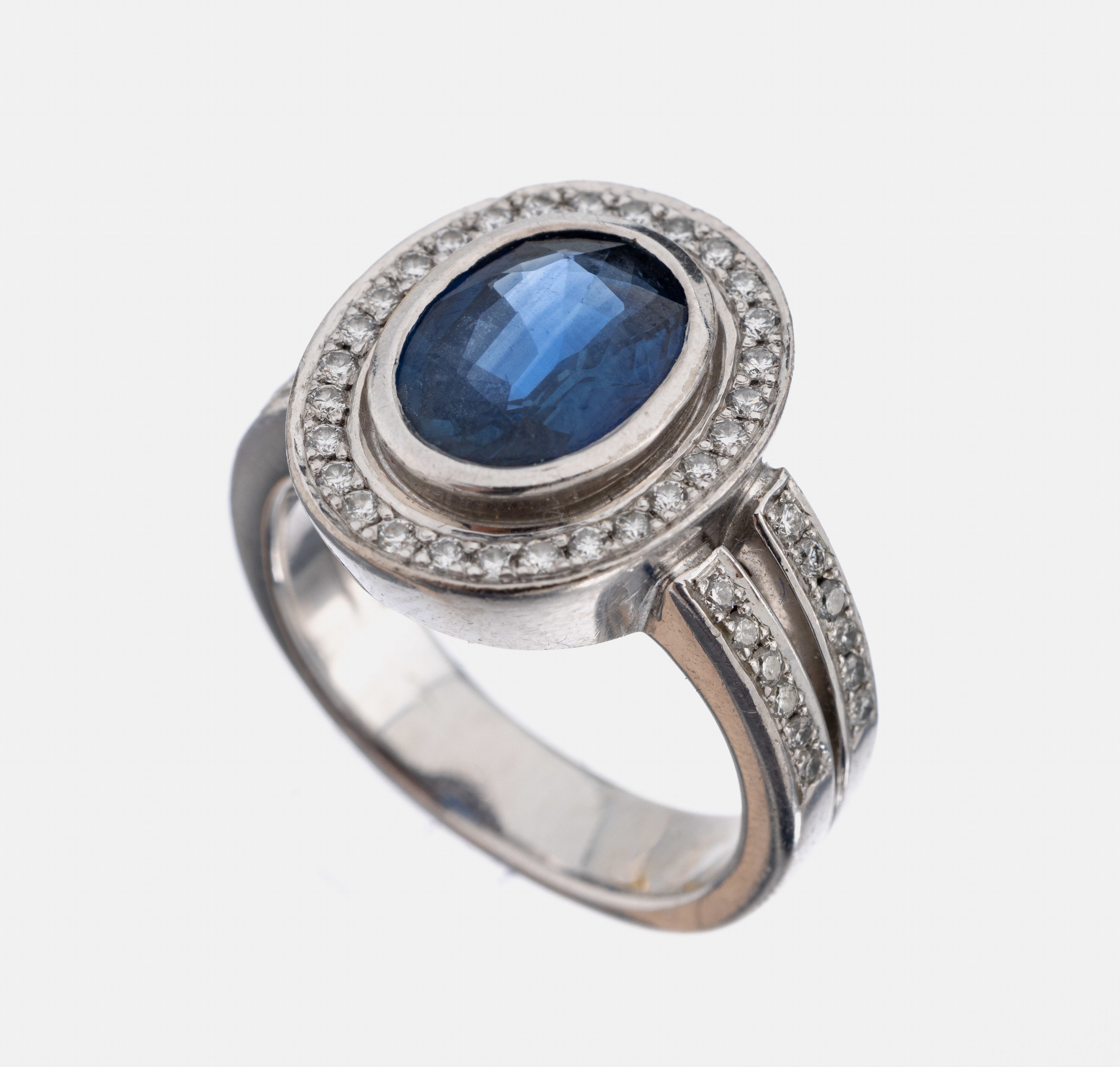 18 kt Gold Saphir-Brillant-Ring, GG 750/000, ovalfacett. Saphir ca. 3.07 ct, Brillanten zus. ca. 0.56 ct Weiß/si, RW 56, ca. 13.7 g