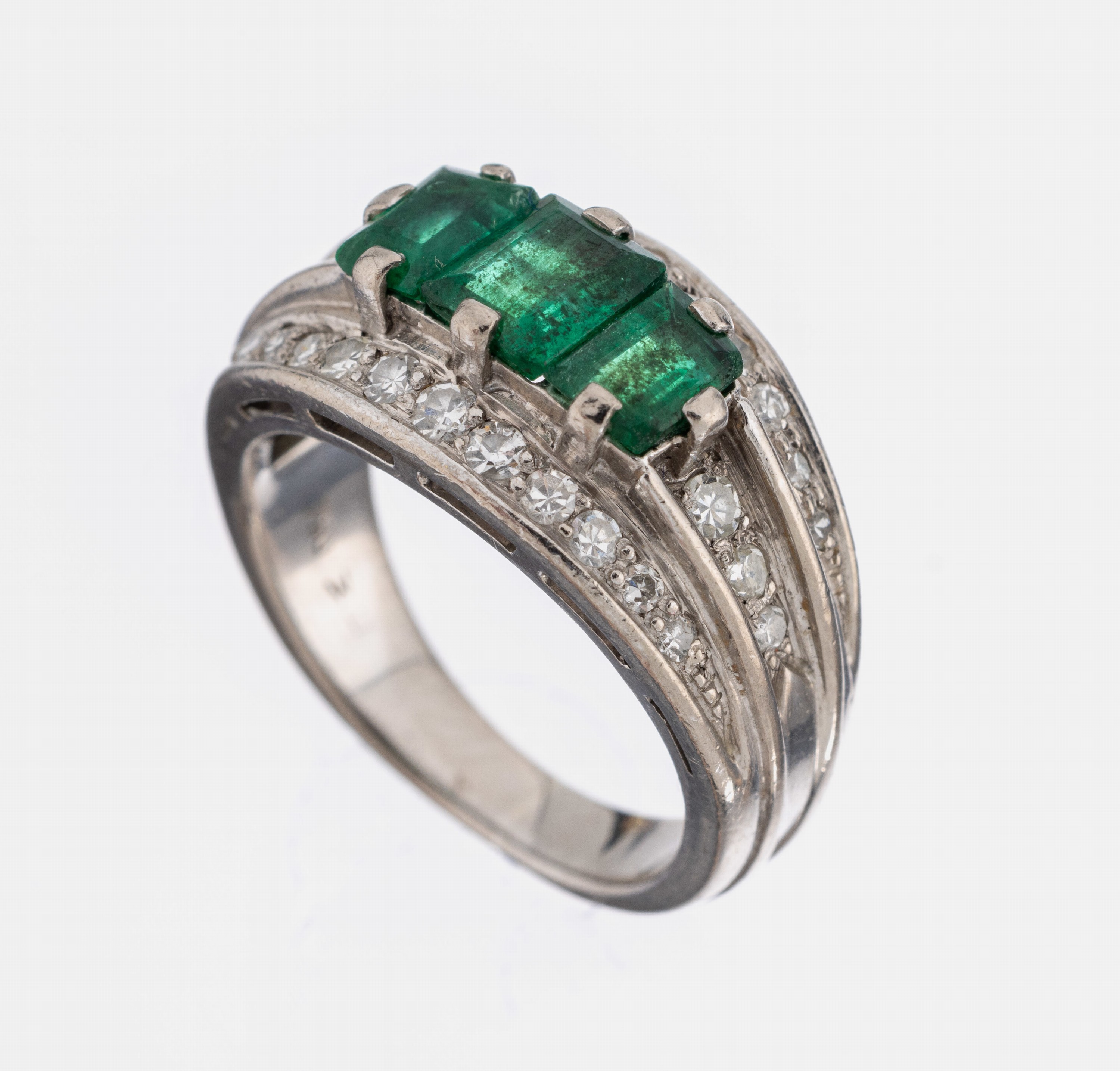 18 kt Gold Smaragd-Diamant-Ring, WG 750/000, 3 facett. Smaragde im Emerald-Cut zus. ca. 1.50 ct, 8/8-Diamanten zus. ca. 0.23 ct Weiß-get.Weiß/si, ...
