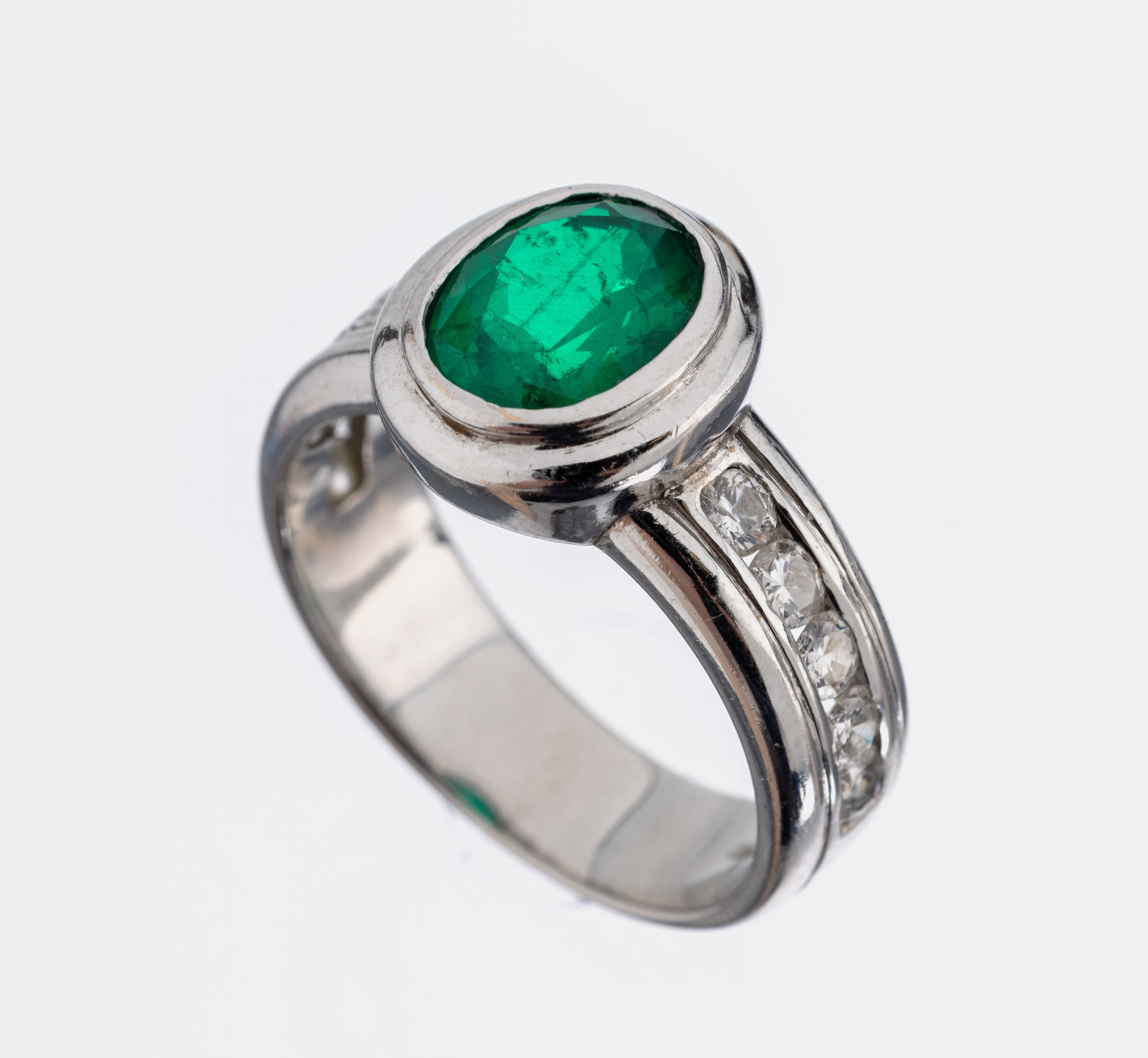18 kt Gold Smaragd-Brillant-Ring, WG 750/000, ovalfacett. Smaragd ca. 2.00 ct (beh.), 10 Brillanten zus. ca. 0.50 ct Weiß/si, RW 55, ca. 9.2 g