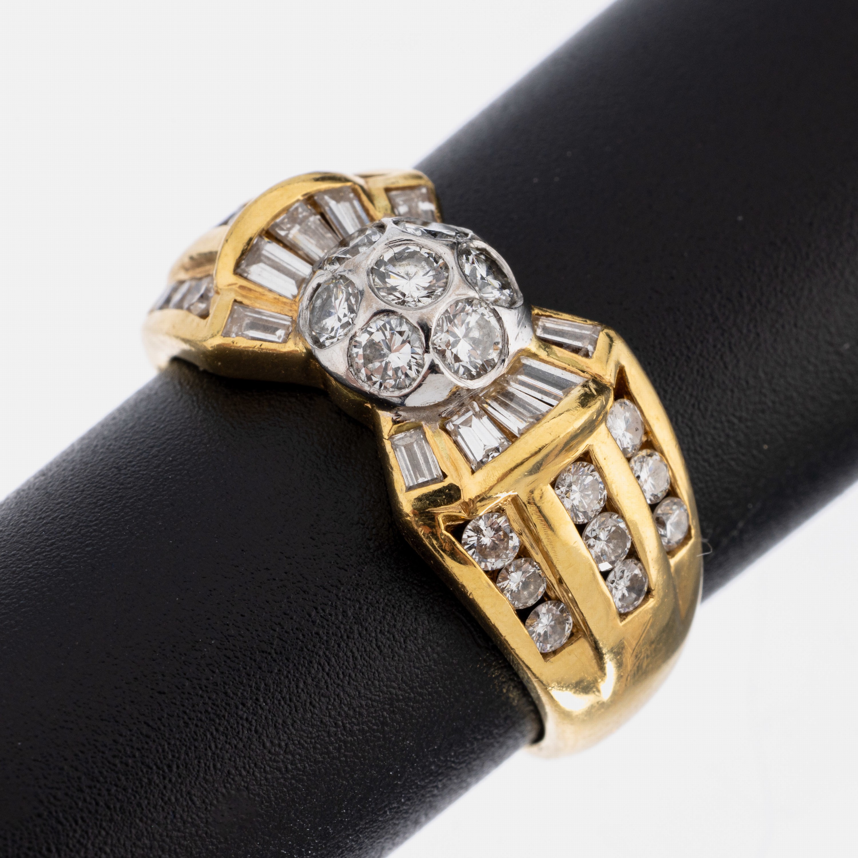 18 kt Gold Diamant-Ring, GG/WG 750/000, 25 Brillanten zus. ca. 0.89 ct Weiß/si, 10 Diamantbaguettes zus. ca. 0.30 ct Weiß/si, RW 55, ca. 8.6 g
