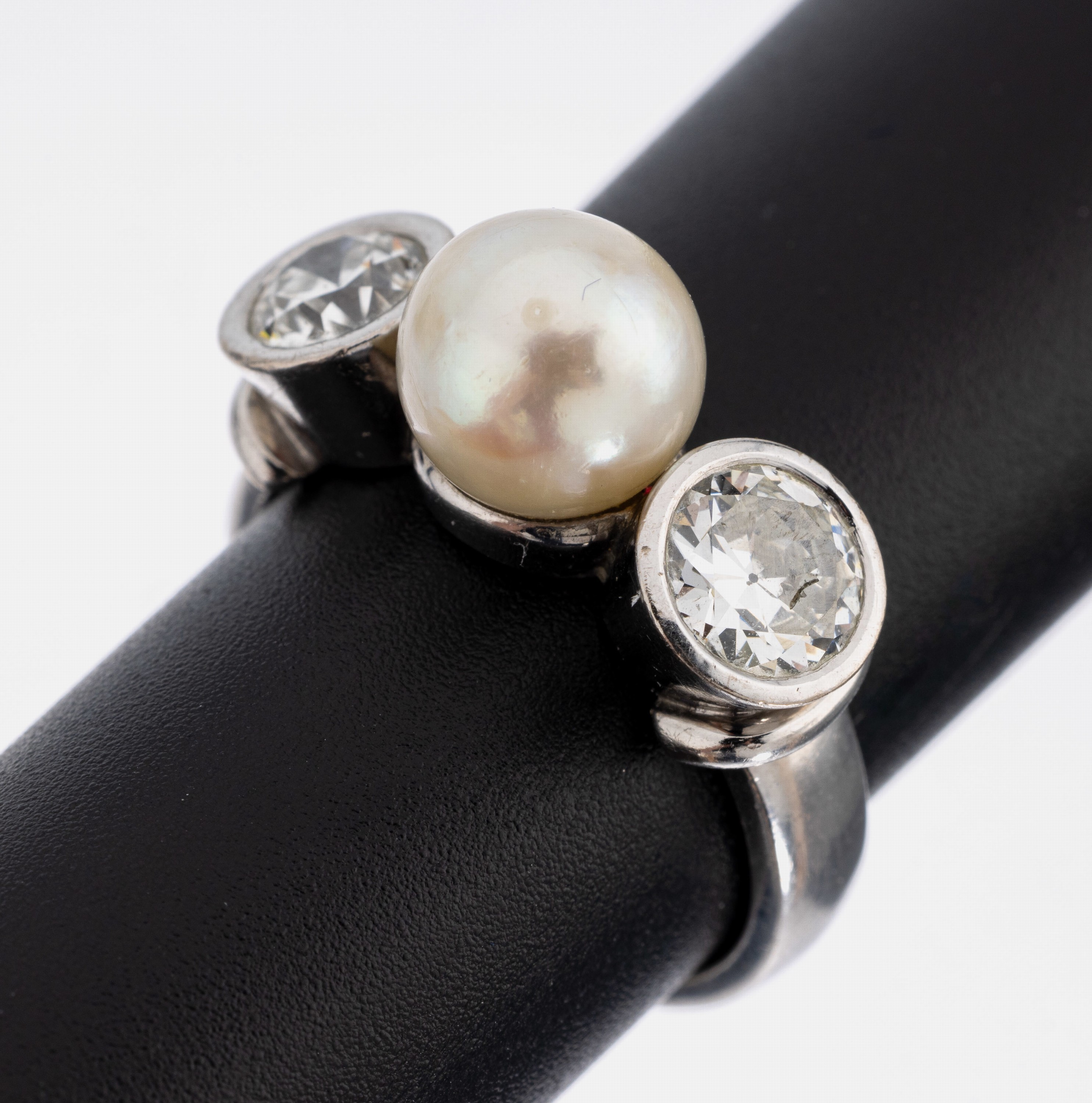 18 kt Gold Zuchtperl-Diamant-Ring, WG 750/000, weiße Zuchtperle ca. 8.3 mm, 2 Altschliffdiamanten zus. ca. 1.20 ct Weiß/p, RW 56, ca. 10.4 g