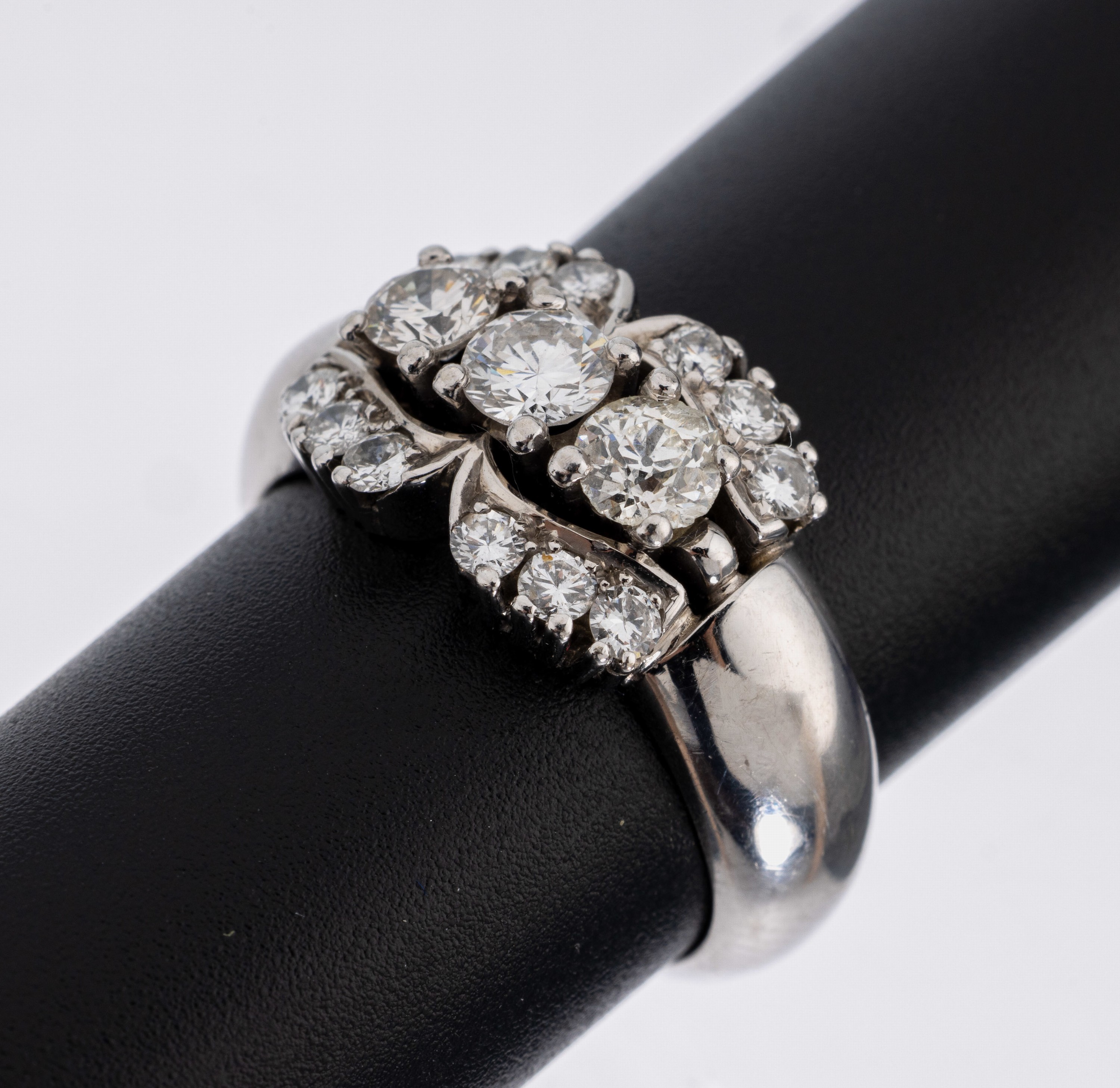 18 kt Gold Diamant Ring, WG 750/000, mittig3 Diamanten zus. ca. 0.75 ct Weiß-l.get.Weiß/ si-p, 12 weitere Brillanten zus. ca. 0.34 ct ...