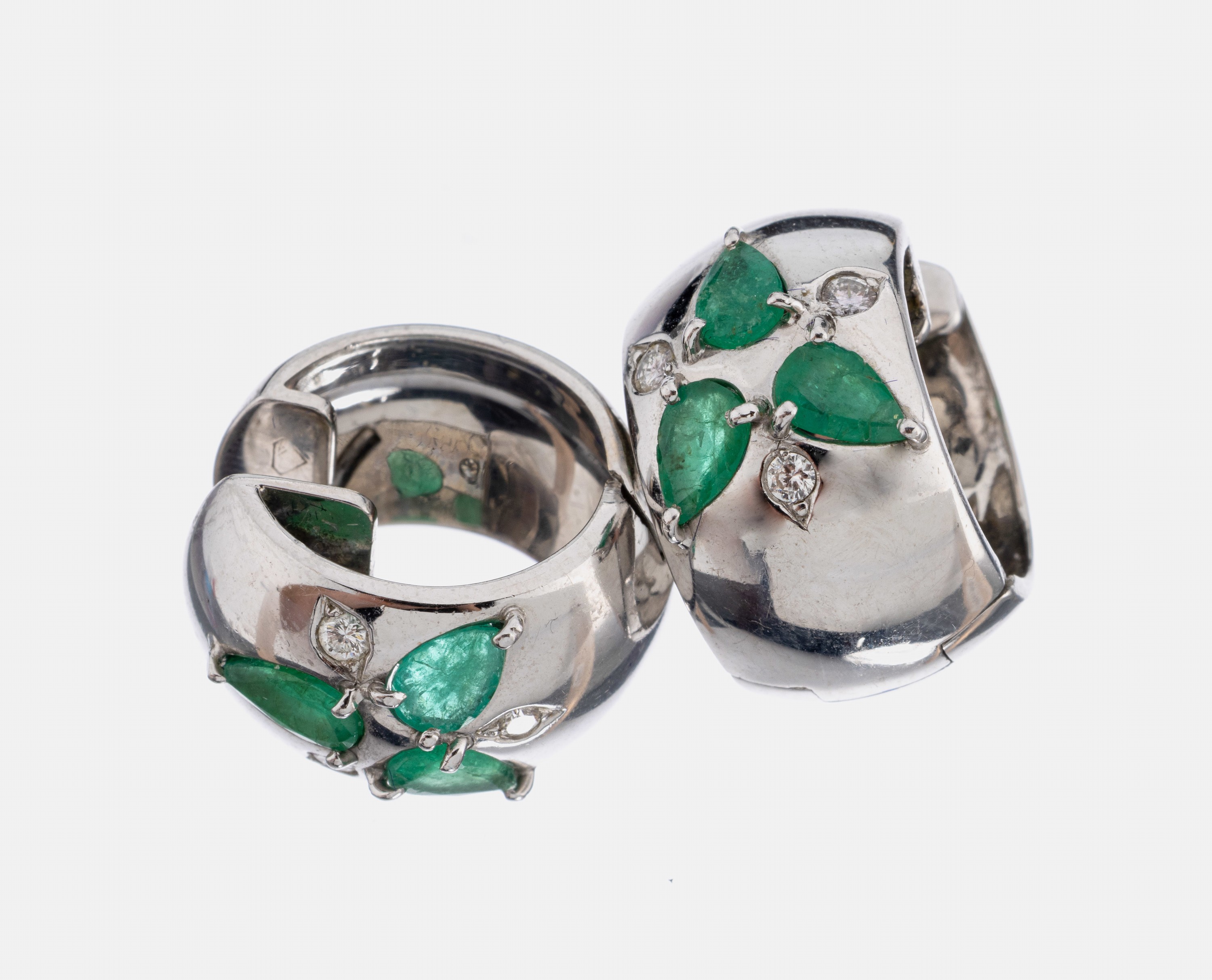 Paar 18 kt Gold Smaragd-Brillant-Creolen, WG 750/000, 6 facett. Smaragdtropfen zus. ca. 2.30 ct, 6 Brillanten zus. ca. 0.12 ct Weiß/si, ca. 1.5 cm, ...