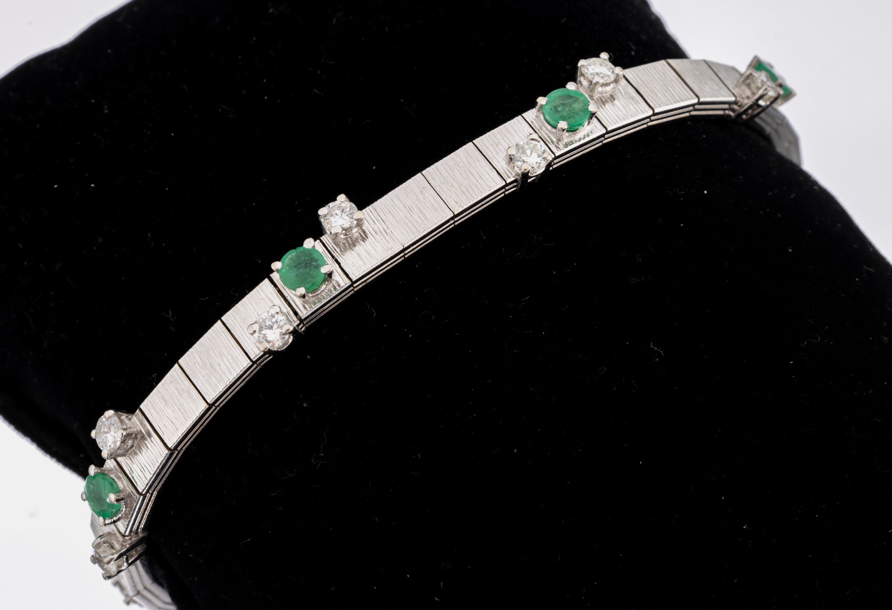 18 kt Gold Brillant-Smaragd-Armband, WG 750/000, 14 Brillanten zus. ca. 1.42 ct Weiß/p, 7 rundfacett. Smaragde zus. ca. 1.40 ct, L. ca. 18 cm, ...