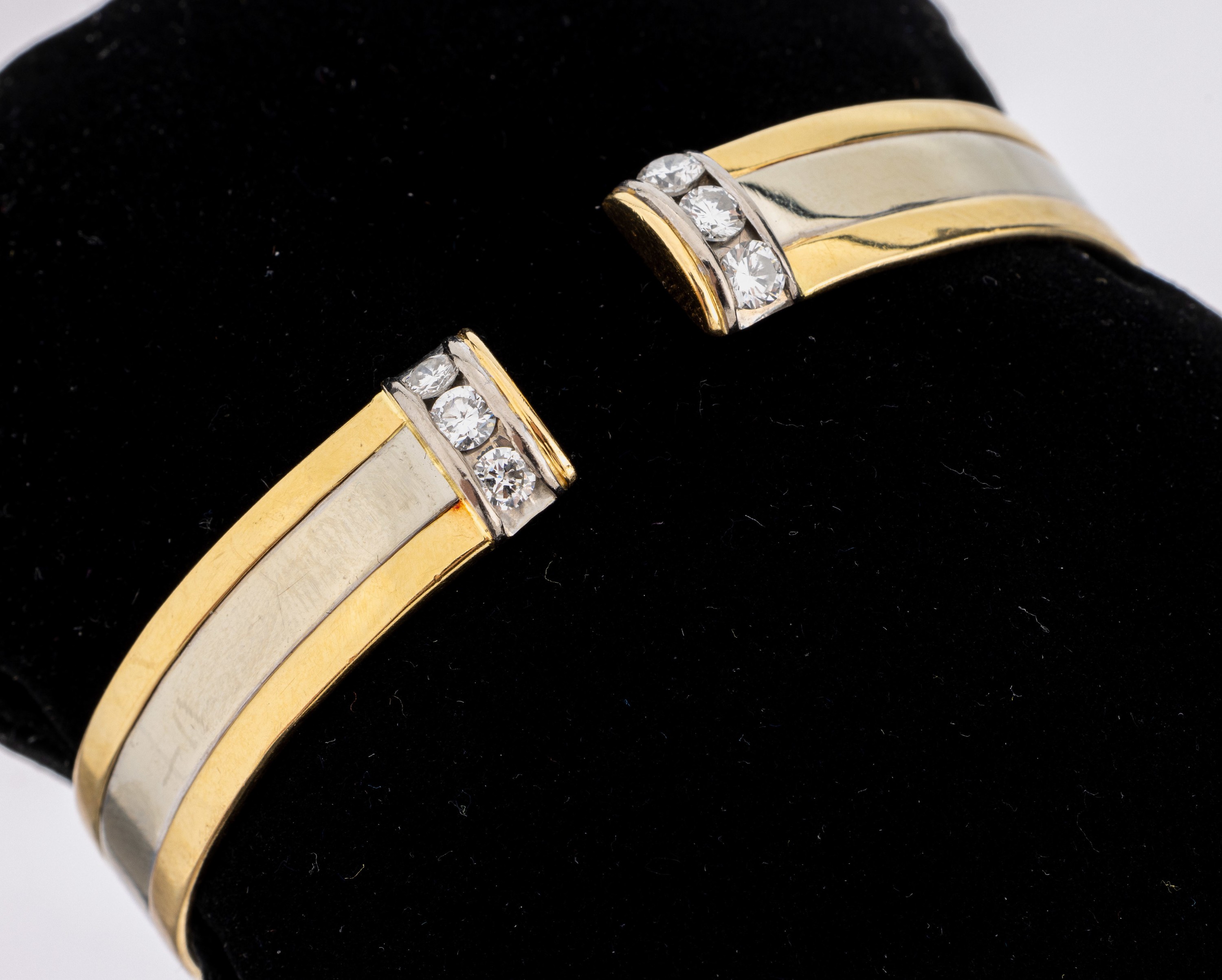 18 kt Gold Brillant-Armspange, GG/WG 750/000, 6 Brillanten zus. ca. 0.90 ct feines Weiß-Weiß/vs-si, ca. 32 g, passend zu Kat.-Nr.02-1637