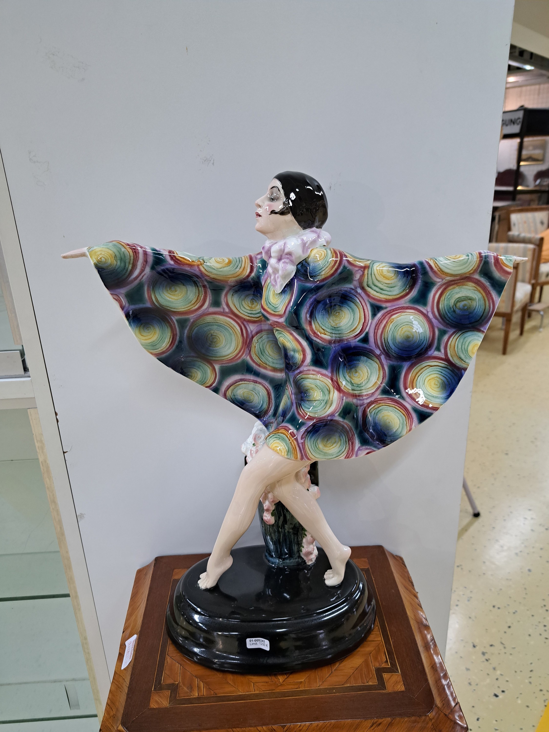 Detail a: Große Jugendstil-Figur, Goldscheider Wien, Entwurf Josef Lorenzl, um 1922, Modellnr. 5230, "Gefangener Vogel, feine polychrome Bemalung, ovaler ...