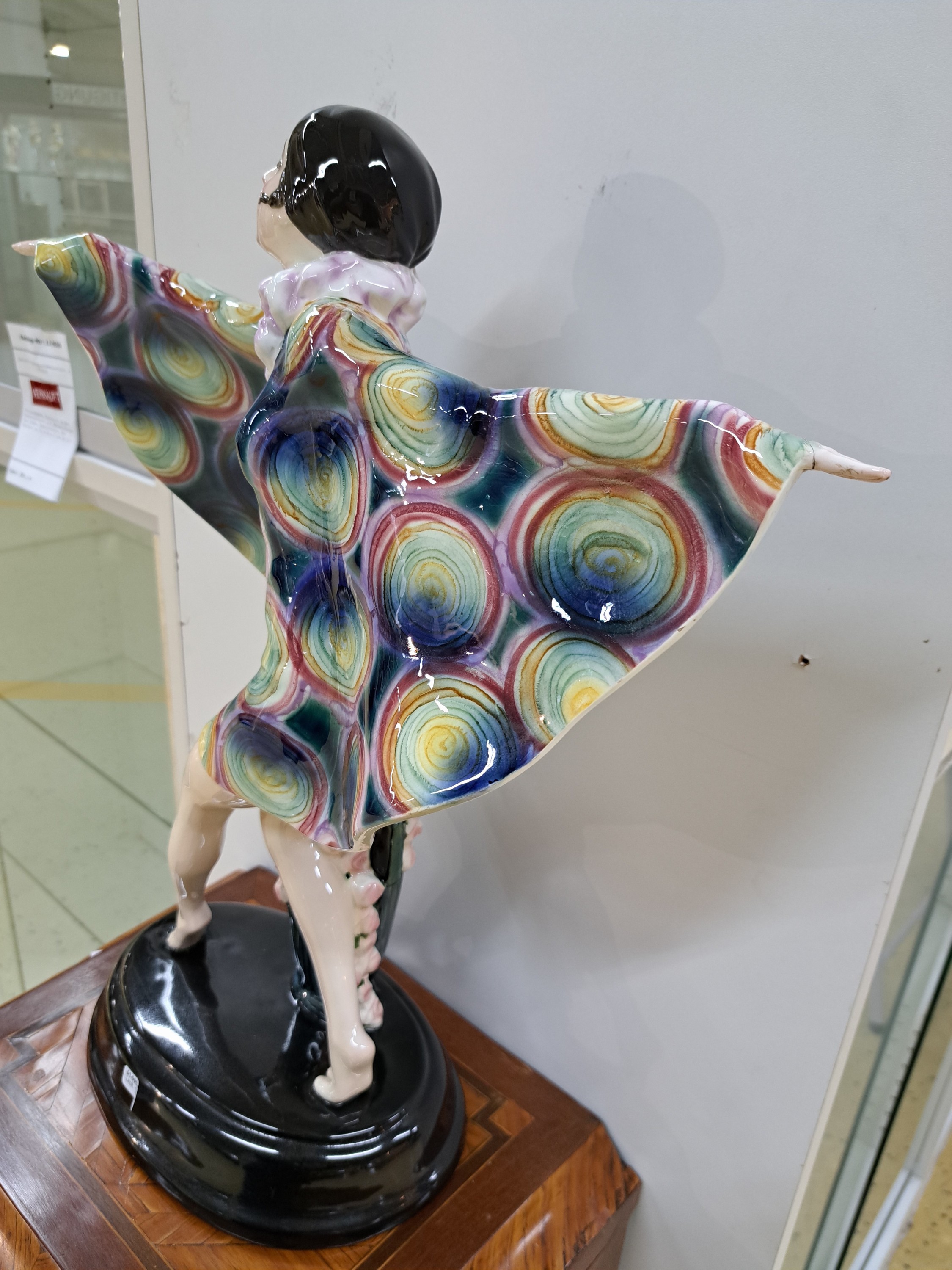 Detail b: Große Jugendstil-Figur, Goldscheider Wien, Entwurf Josef Lorenzl, um 1922, Modellnr. 5230, "Gefangener Vogel, feine polychrome Bemalung, ovaler ...