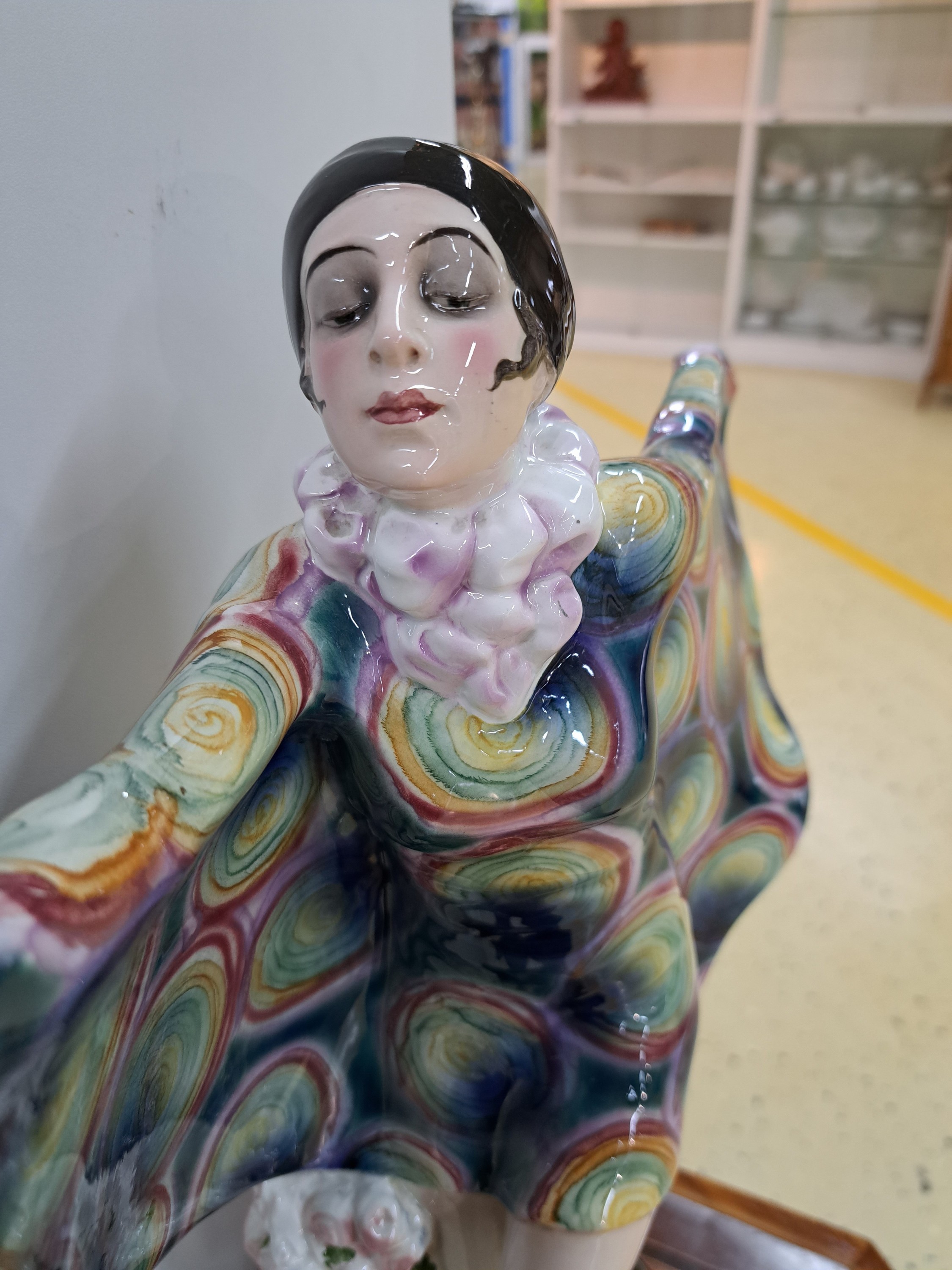 Detail c: Große Jugendstil-Figur, Goldscheider Wien, Entwurf Josef Lorenzl, um 1922, Modellnr. 5230, "Gefangener Vogel, feine polychrome Bemalung, ovaler ...