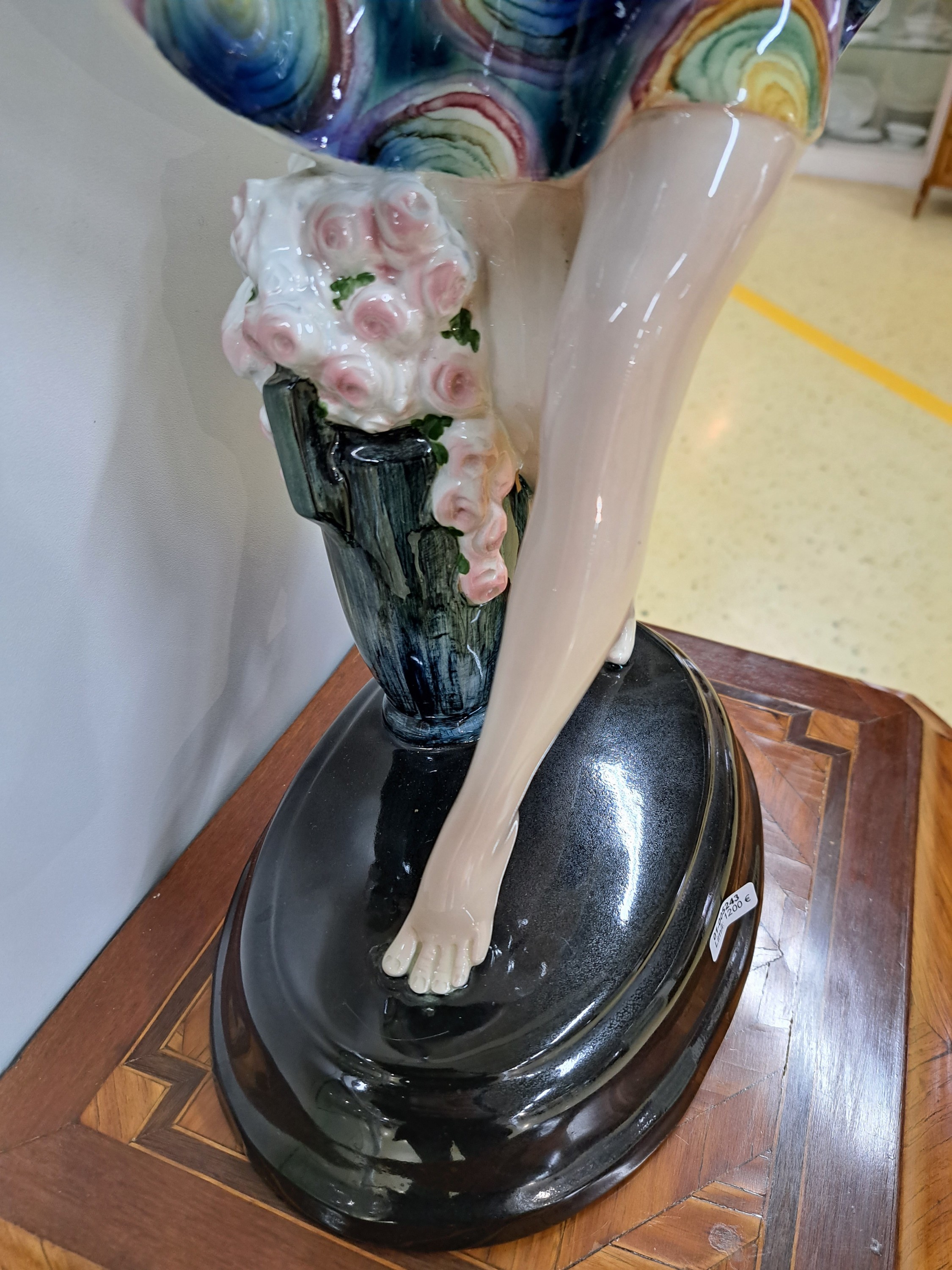 Detail d: Große Jugendstil-Figur, Goldscheider Wien, Entwurf Josef Lorenzl, um 1922, Modellnr. 5230, "Gefangener Vogel, feine polychrome Bemalung, ovaler ...