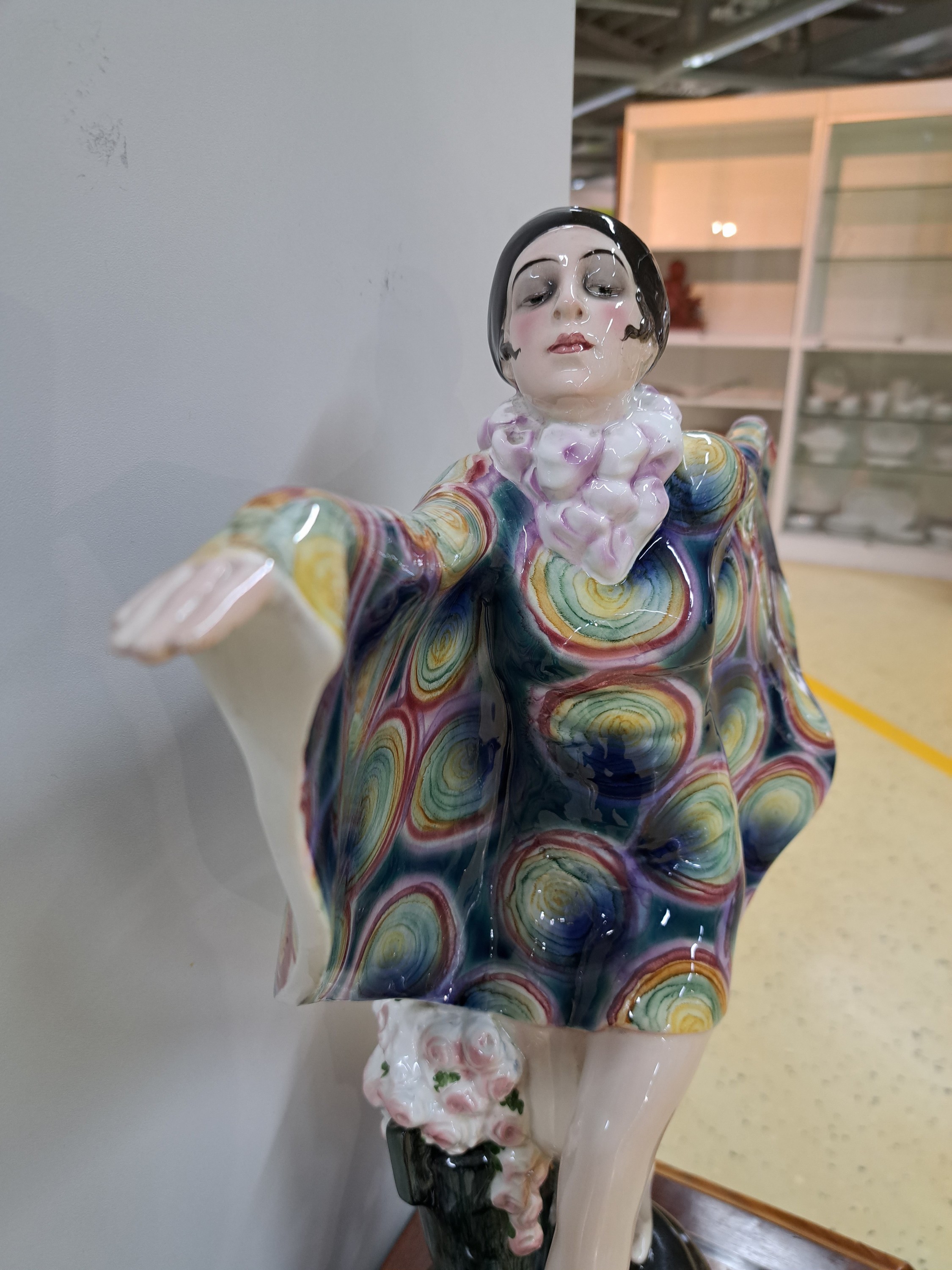Detail e: Große Jugendstil-Figur, Goldscheider Wien, Entwurf Josef Lorenzl, um 1922, Modellnr. 5230, "Gefangener Vogel, feine polychrome Bemalung, ovaler ...