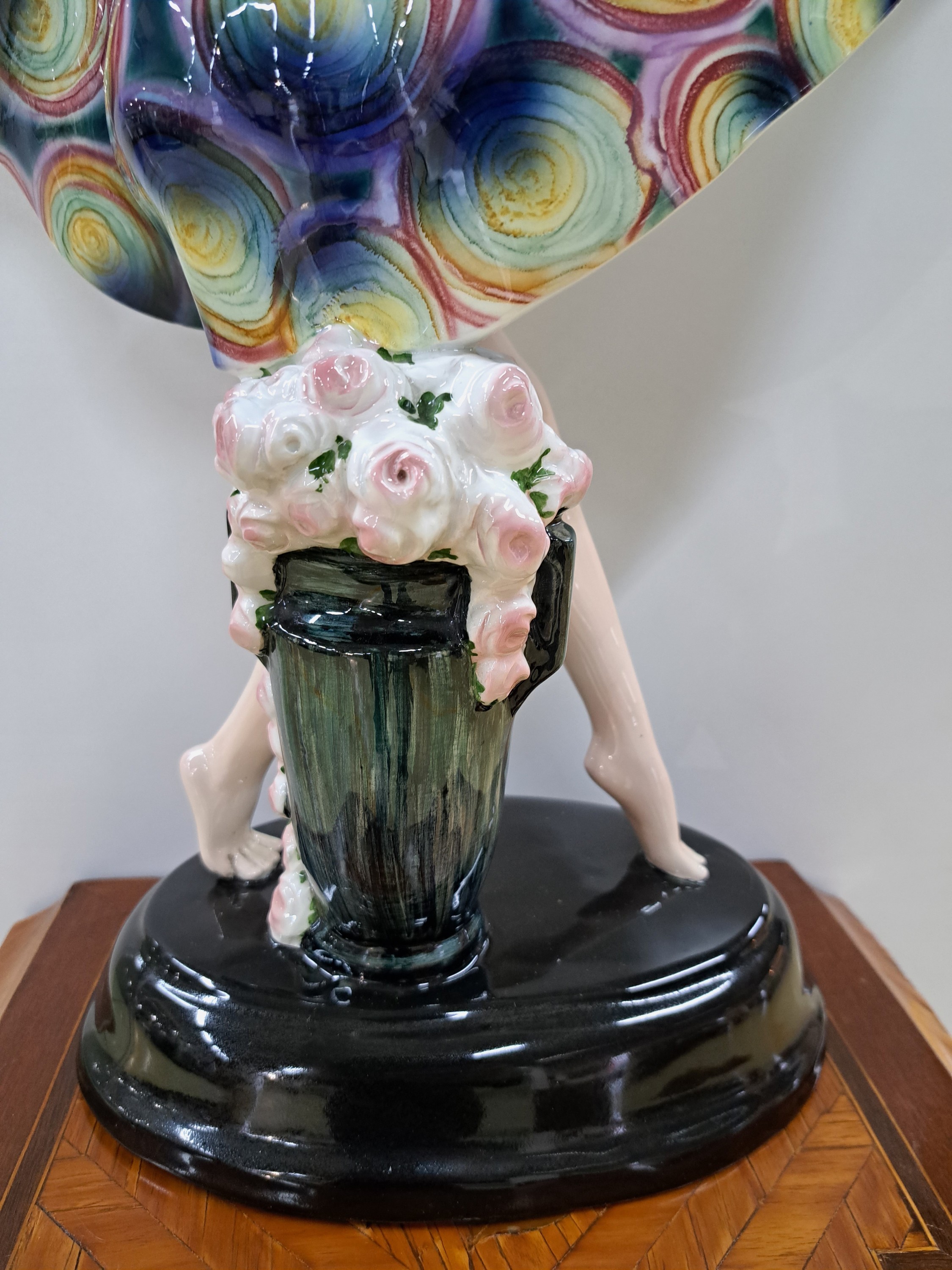 Detail h: Große Jugendstil-Figur, Goldscheider Wien, Entwurf Josef Lorenzl, um 1922, Modellnr. 5230, "Gefangener Vogel, feine polychrome Bemalung, ovaler ...