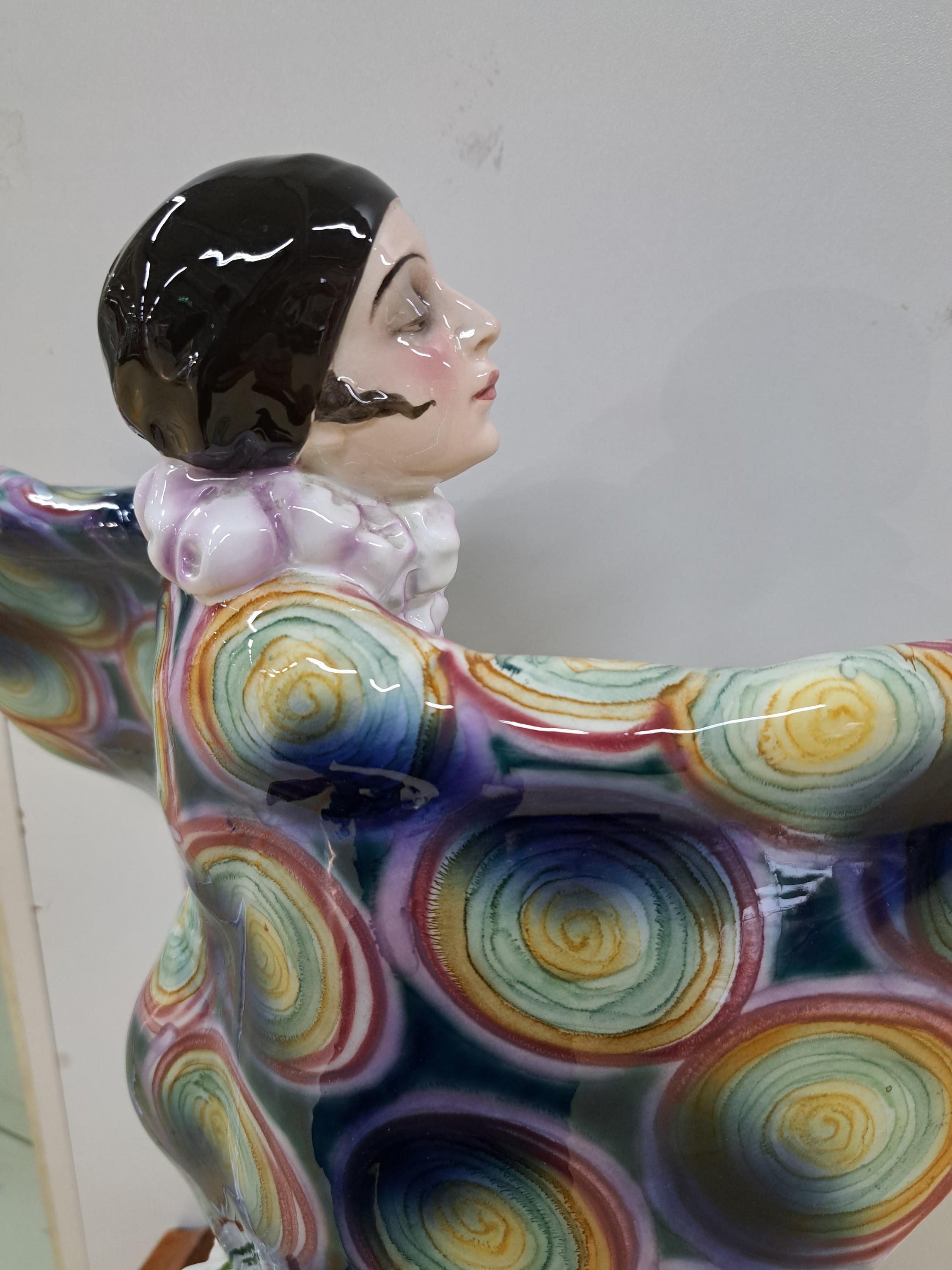 Detail i: Große Jugendstil-Figur, Goldscheider Wien, Entwurf Josef Lorenzl, um 1922, Modellnr. 5230, "Gefangener Vogel, feine polychrome Bemalung, ovaler ...