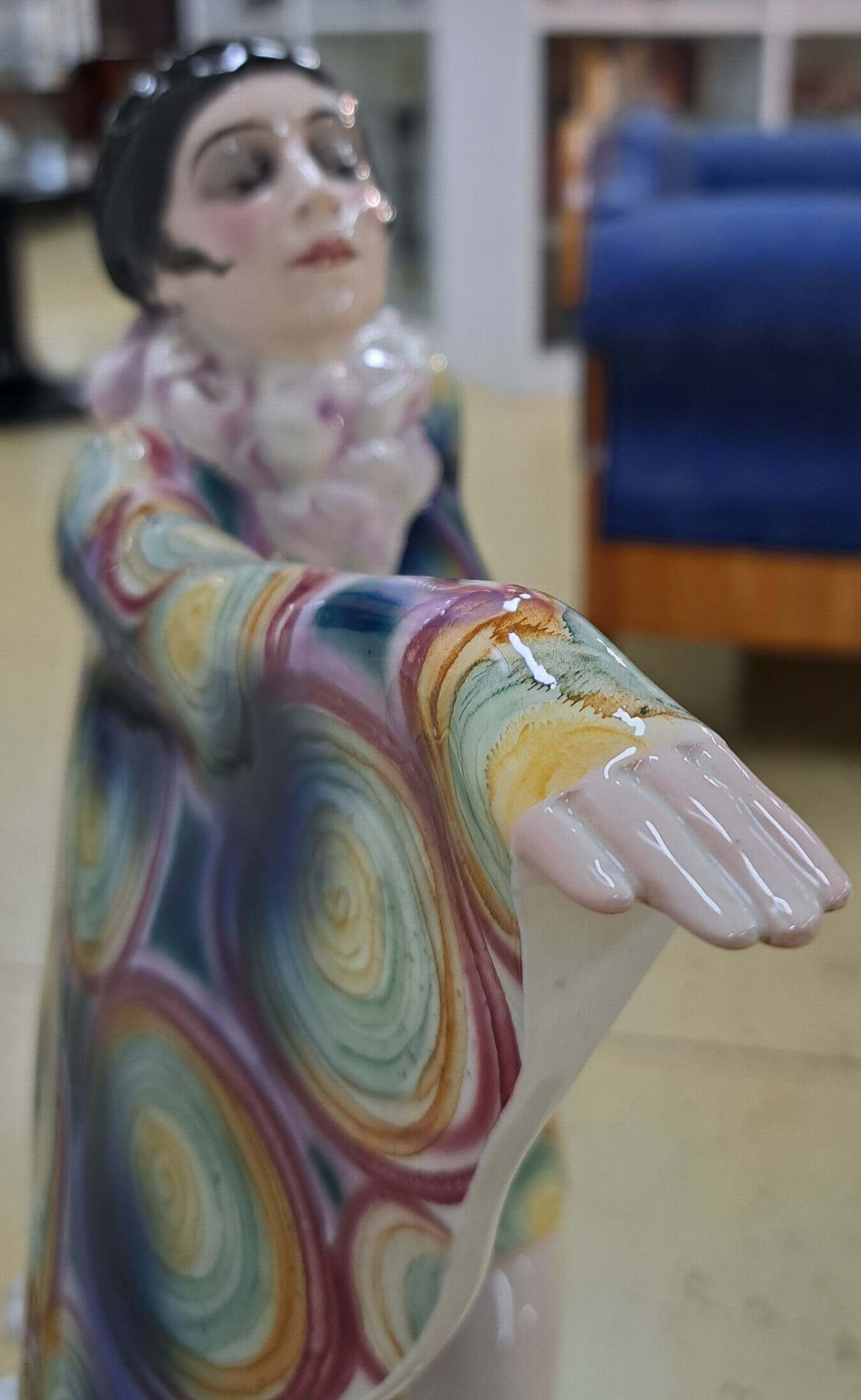 Detail j: Große Jugendstil-Figur, Goldscheider Wien, Entwurf Josef Lorenzl, um 1922, Modellnr. 5230, "Gefangener Vogel, feine polychrome Bemalung, ovaler ...