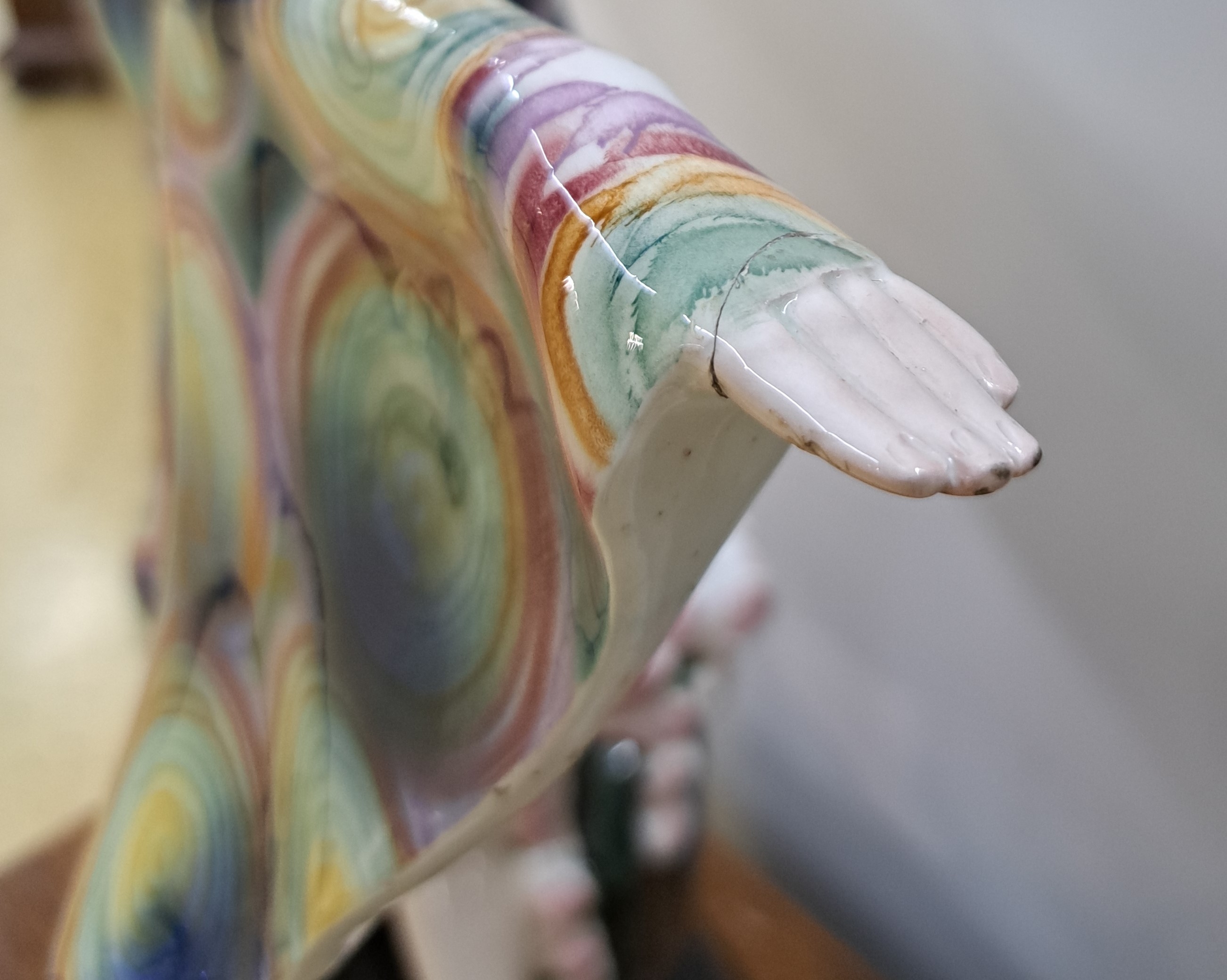 Detail k: Große Jugendstil-Figur, Goldscheider Wien, Entwurf Josef Lorenzl, um 1922, Modellnr. 5230, "Gefangener Vogel, feine polychrome Bemalung, ovaler ...