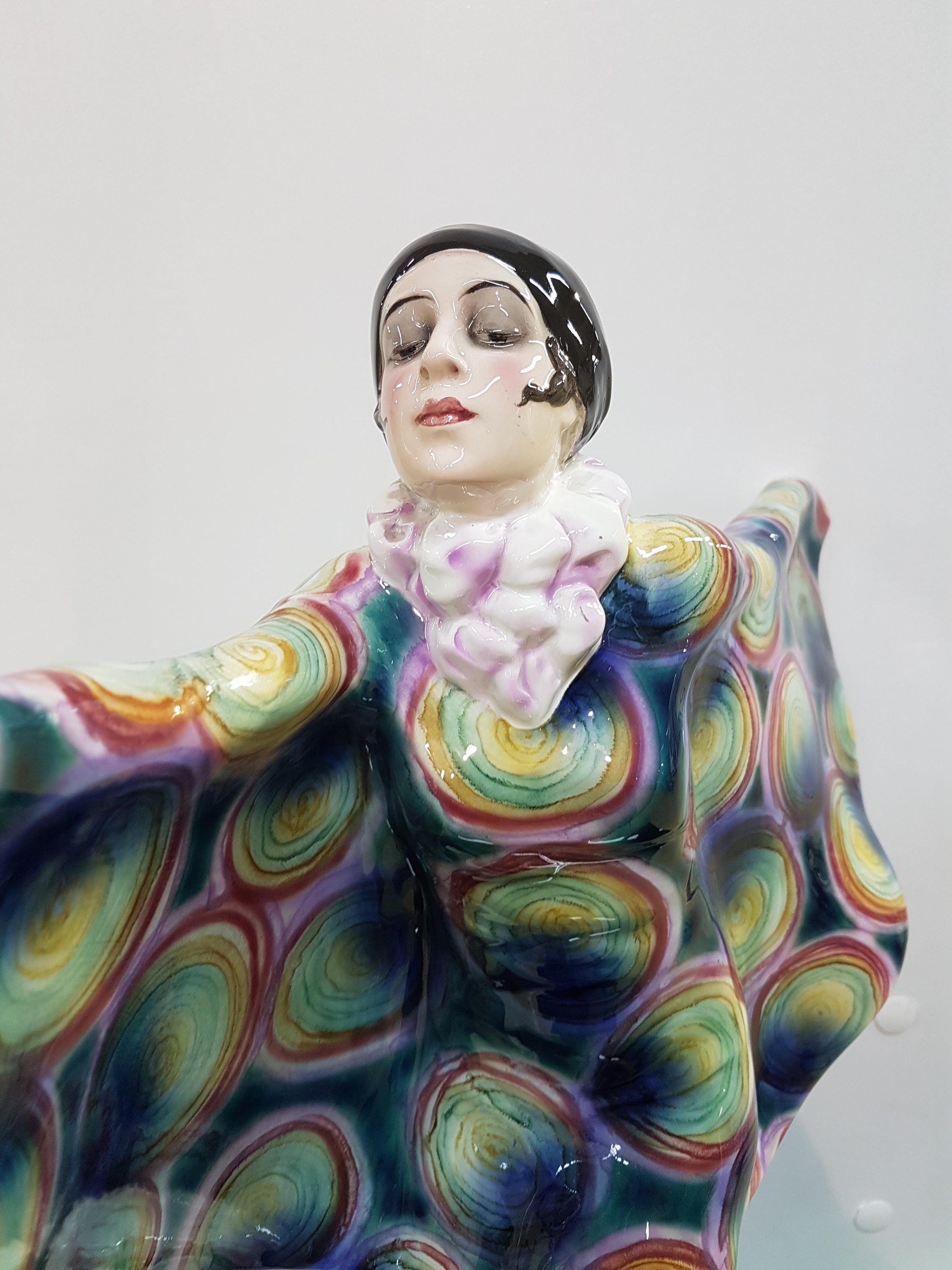Detail l: Große Jugendstil-Figur, Goldscheider Wien, Entwurf Josef Lorenzl, um 1922, Modellnr. 5230, "Gefangener Vogel, feine polychrome Bemalung, ovaler ...