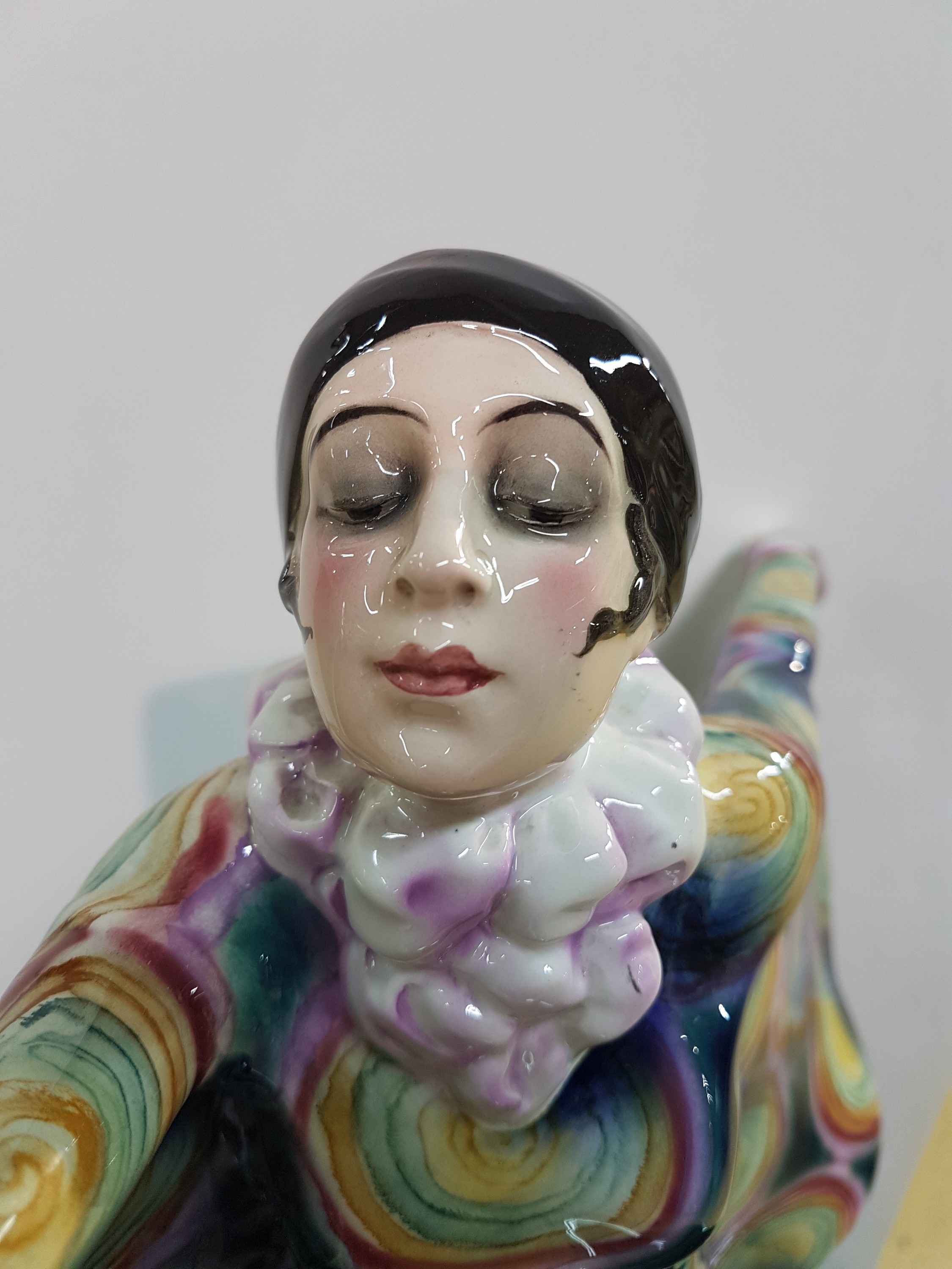 Detail m: Große Jugendstil-Figur, Goldscheider Wien, Entwurf Josef Lorenzl, um 1922, Modellnr. 5230, "Gefangener Vogel, feine polychrome Bemalung, ovaler ...