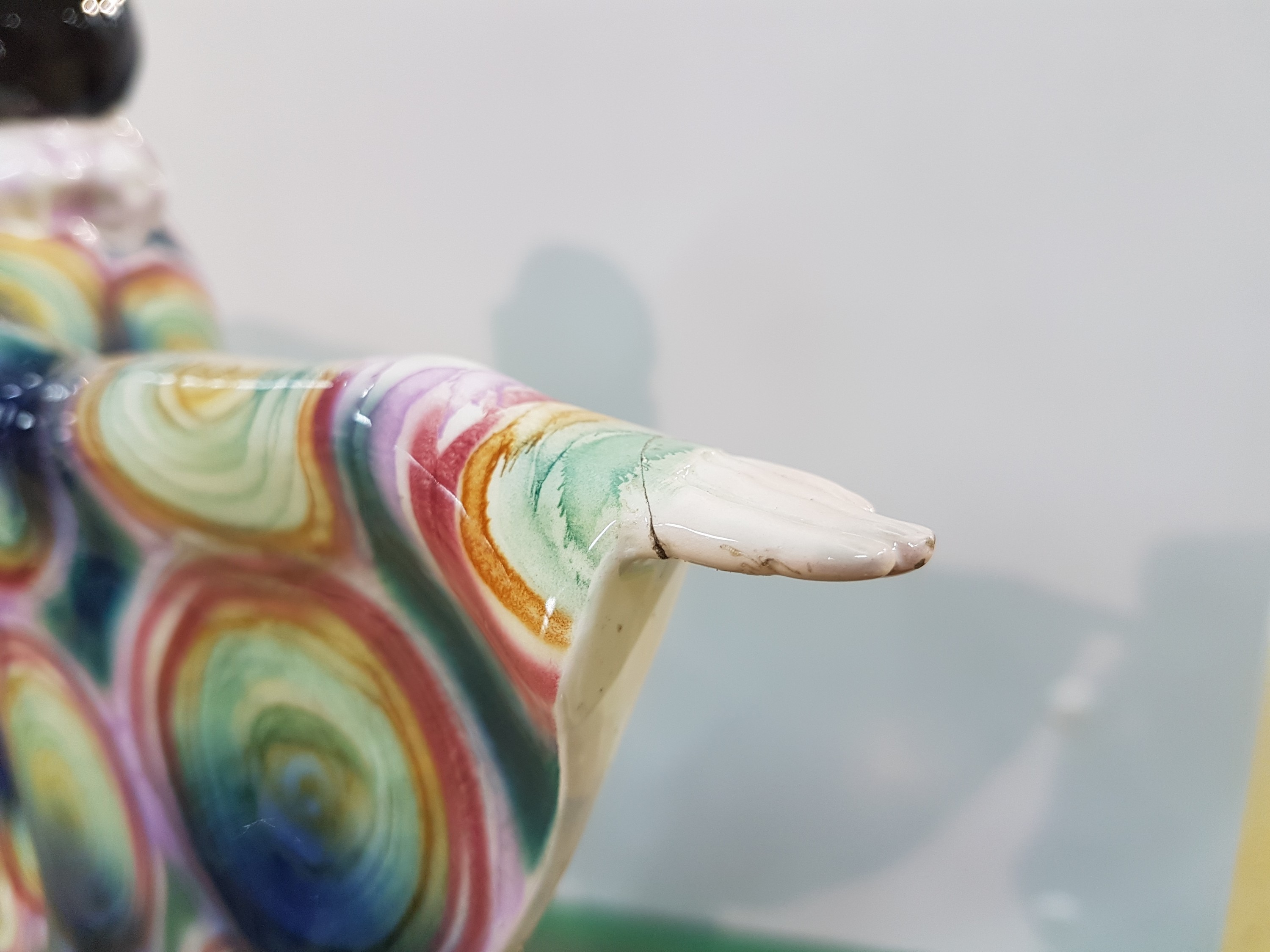 Detail r: Große Jugendstil-Figur, Goldscheider Wien, Entwurf Josef Lorenzl, um 1922, Modellnr. 5230, "Gefangener Vogel, feine polychrome Bemalung, ovaler ...