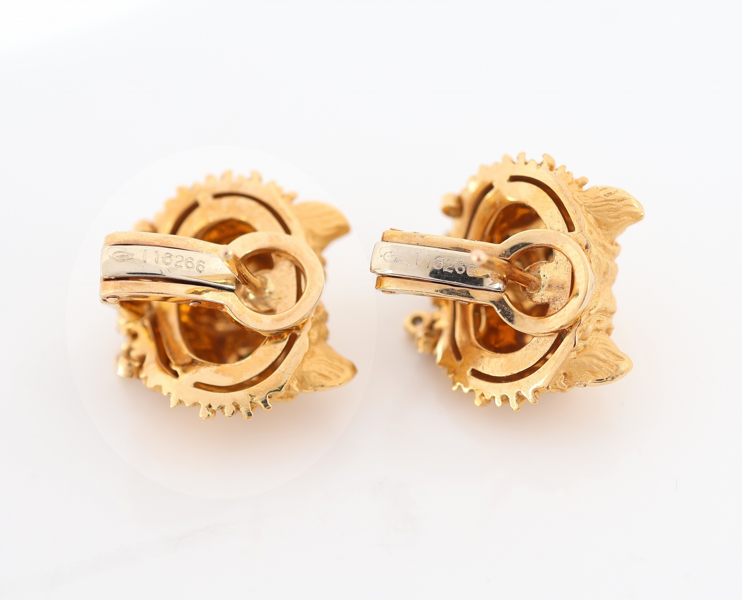 Detail b: Paar 18 kt Gold CARRERA Y CARRERA Smaragd- Brillant-Ohrstecker, GG 750/000, Darstellung von Katzenköpfen, als Augen 2 kl. Smaragde, Halsband mit ...